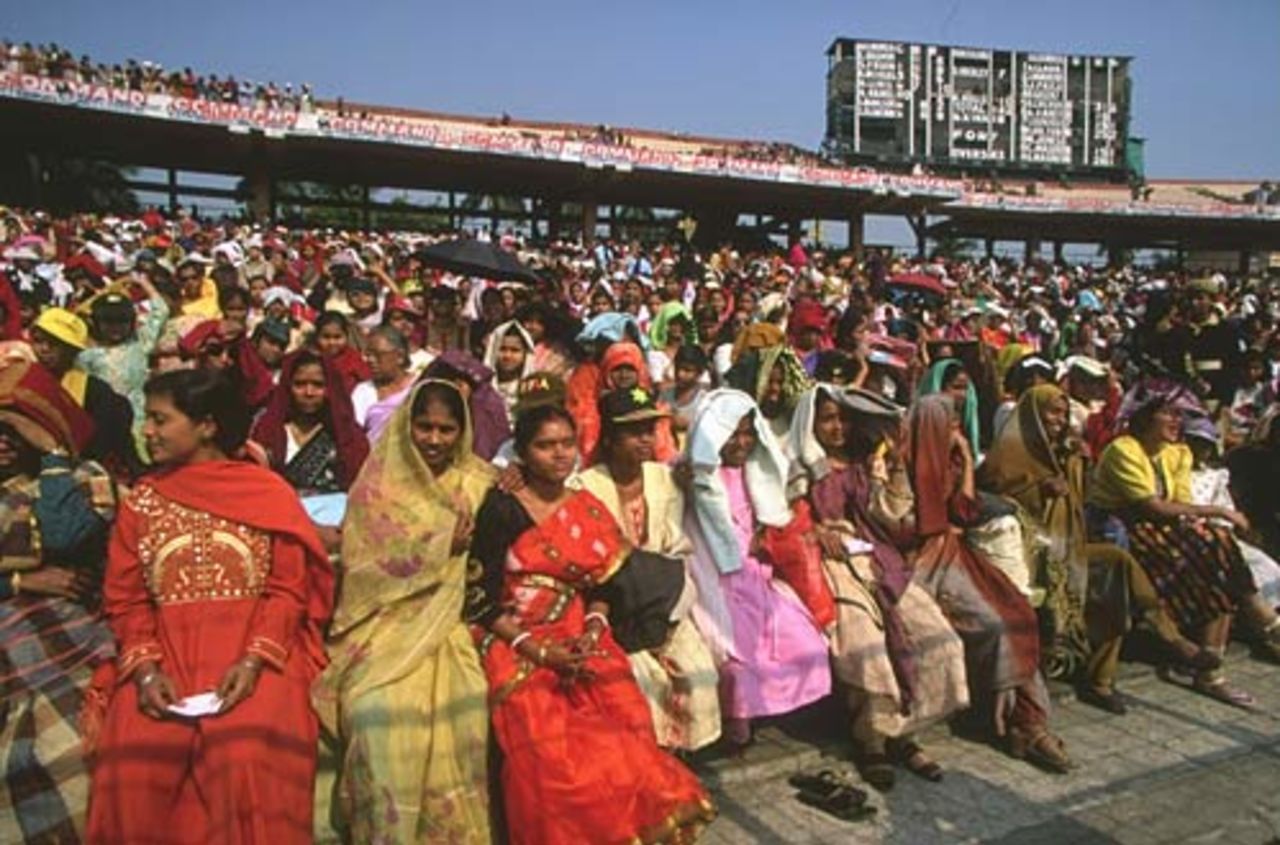 An all-female crowd of spectators at the women's Cricket World Cup final between Australia and New Zealand at Eden Gardens in Calcutta, December 29, 1997