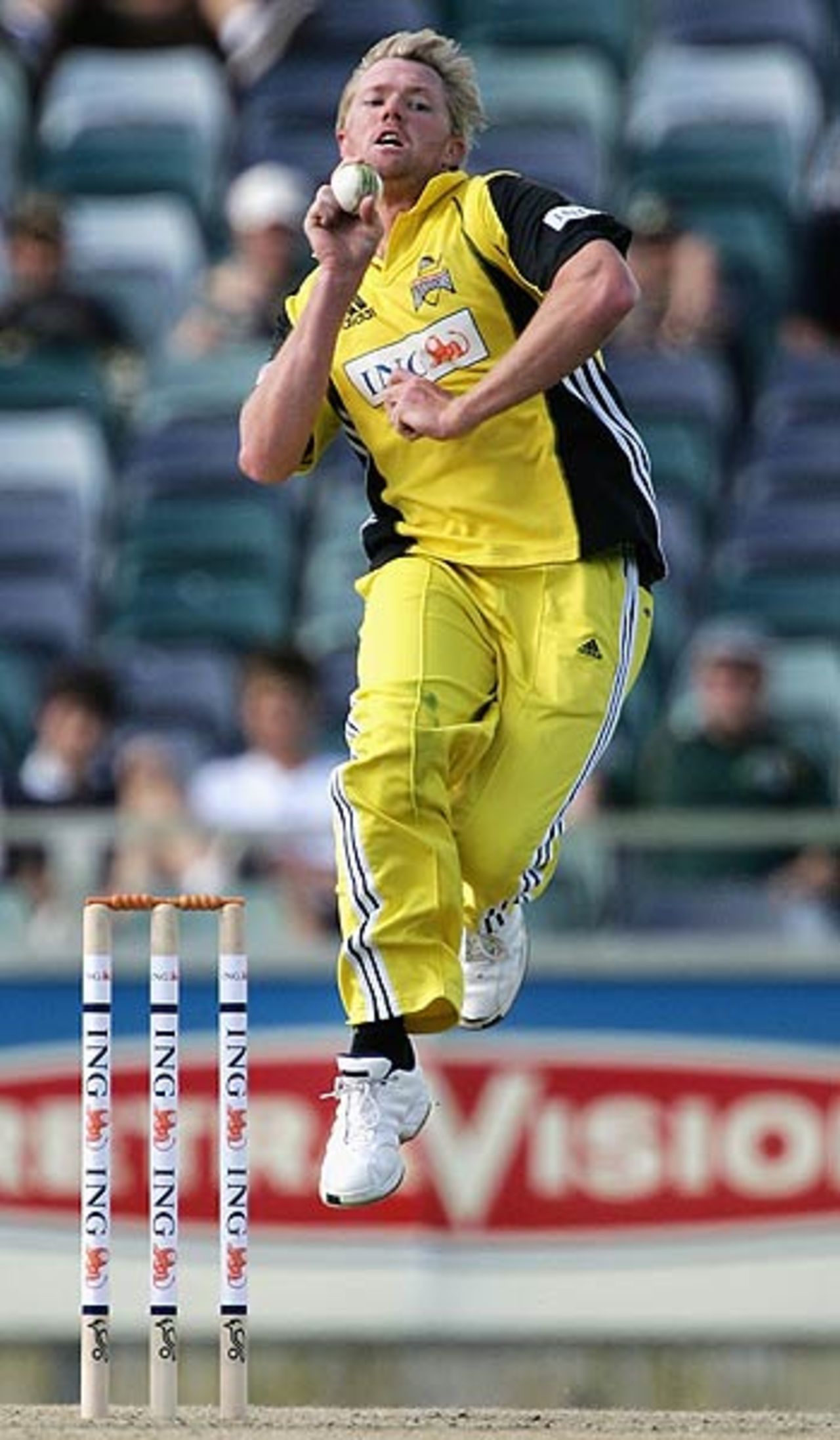 Brad Williams bowls for Western Australia, Western Australia v New South Wales,Perth, November 4, 2005
