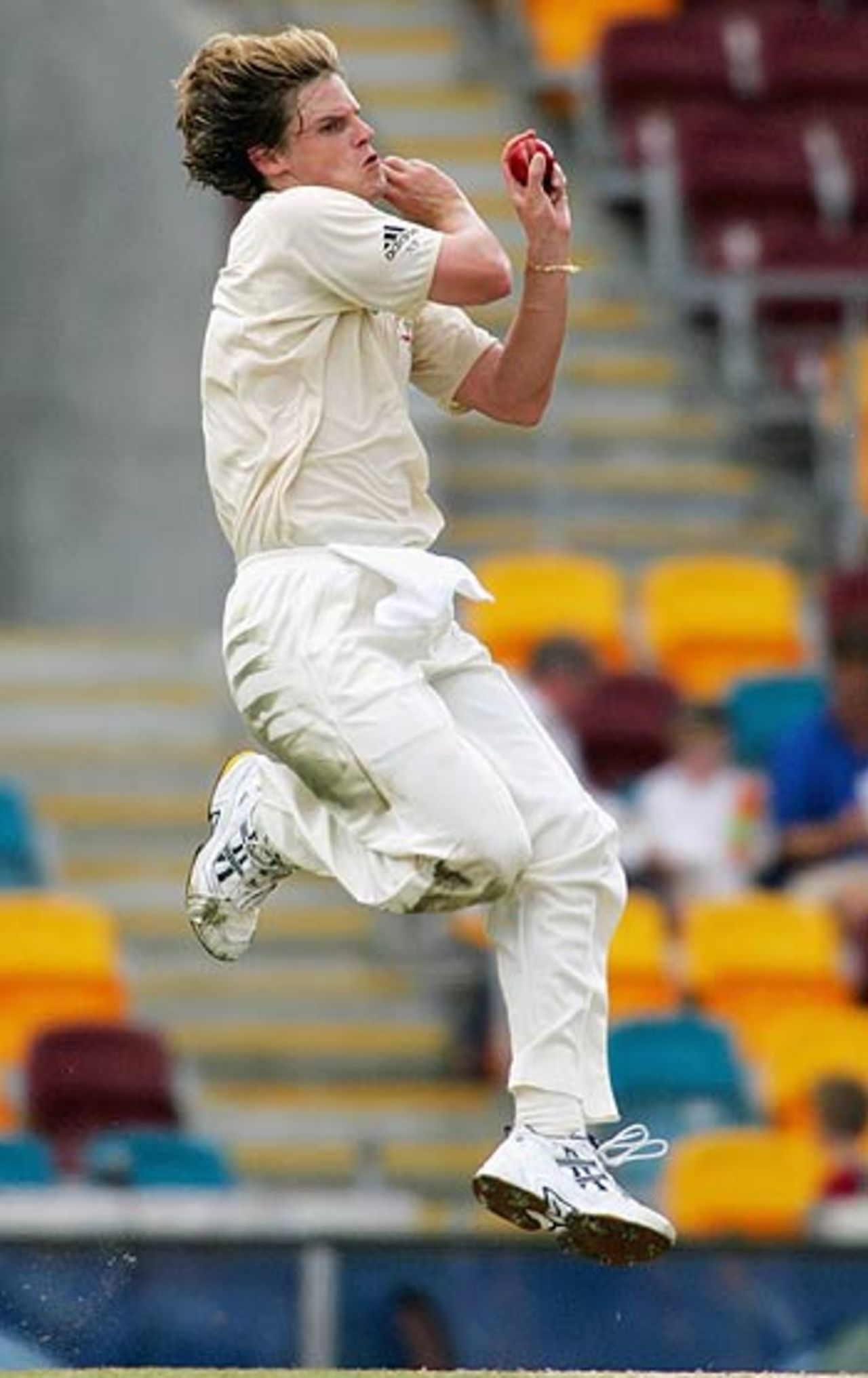 Nathan Bracken tears in, 1st Test, Brisbane, 4th day, November 5, 2005