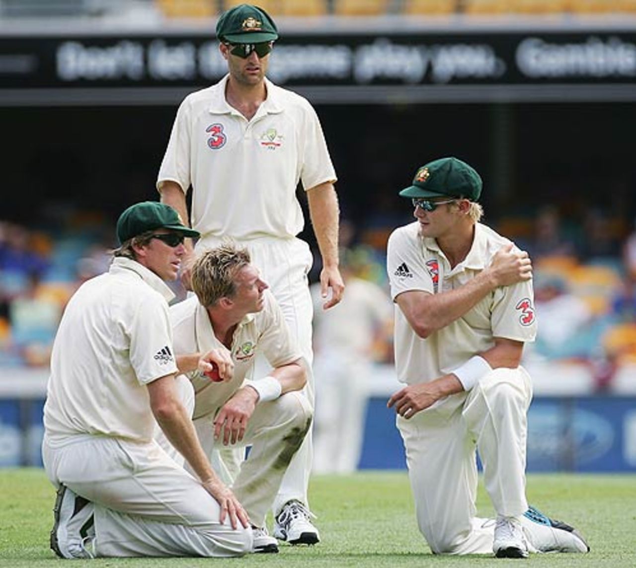 Shane Watson's team-mates are concerned about his injury, 1st Test, Brisbane, 4th day, November 5, 2005