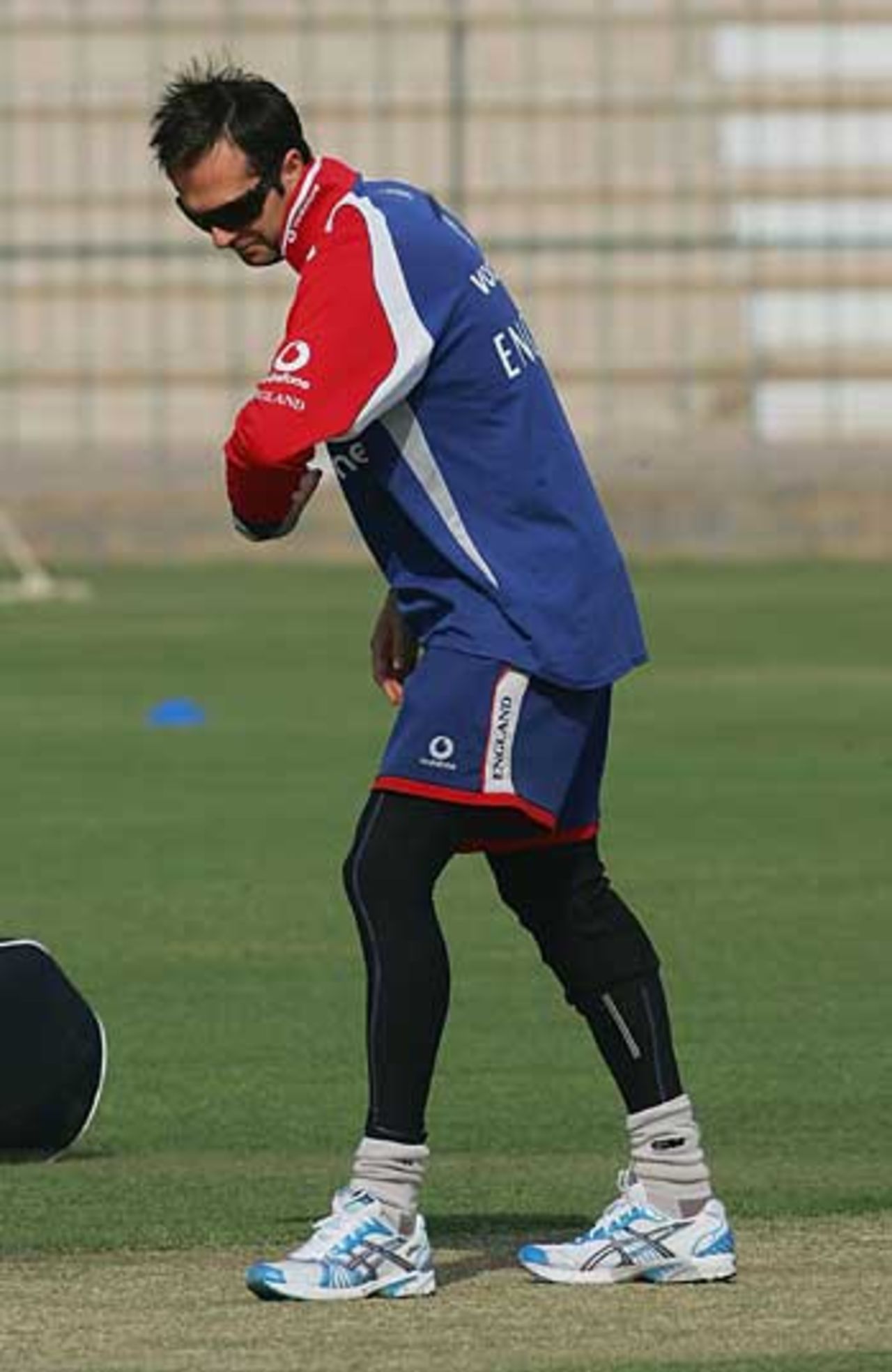 Michael Vaughan's chances of holding a real bat are slim with his knee injury making him a major doubt for the first Test against Pakistan, Multan, November 10, 2005