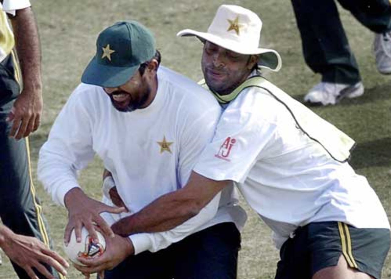 Inzamam-ul-Haq and Shoaib Akhtar lark around during a training session, Multan, November 10, 2005