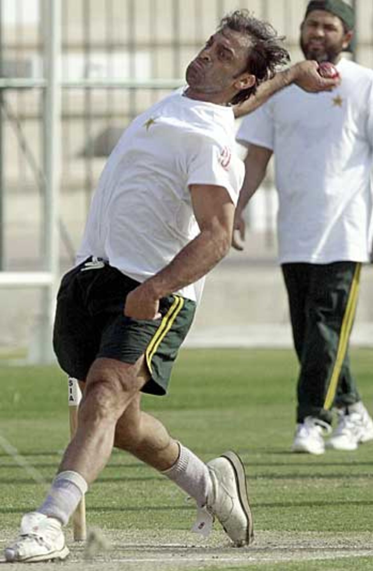 Shoaib Akhtar bends his back in the nets, Multan, November 10, 2005