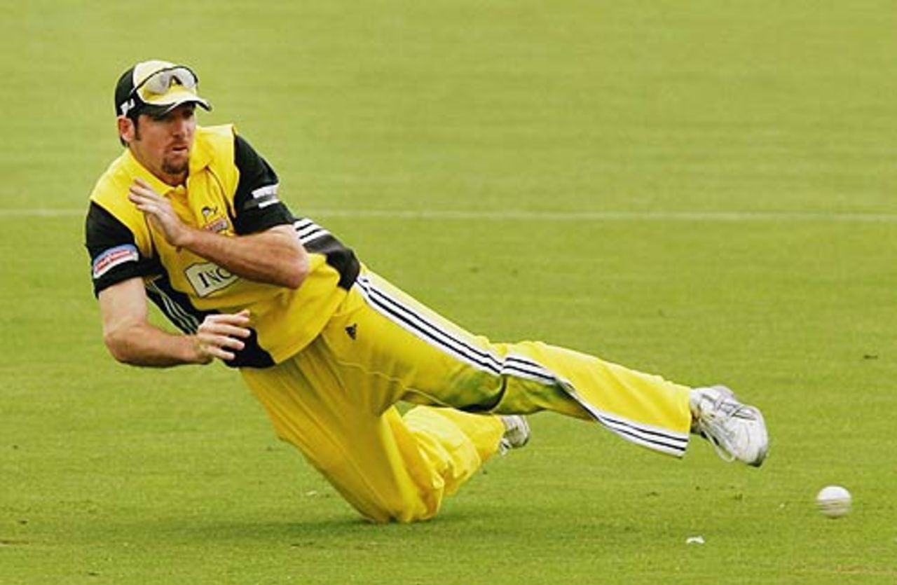 Peter Worthington makes a diving stop, South Australia v Western Australia, ING Cup, Adelaide, November 12, 2005
