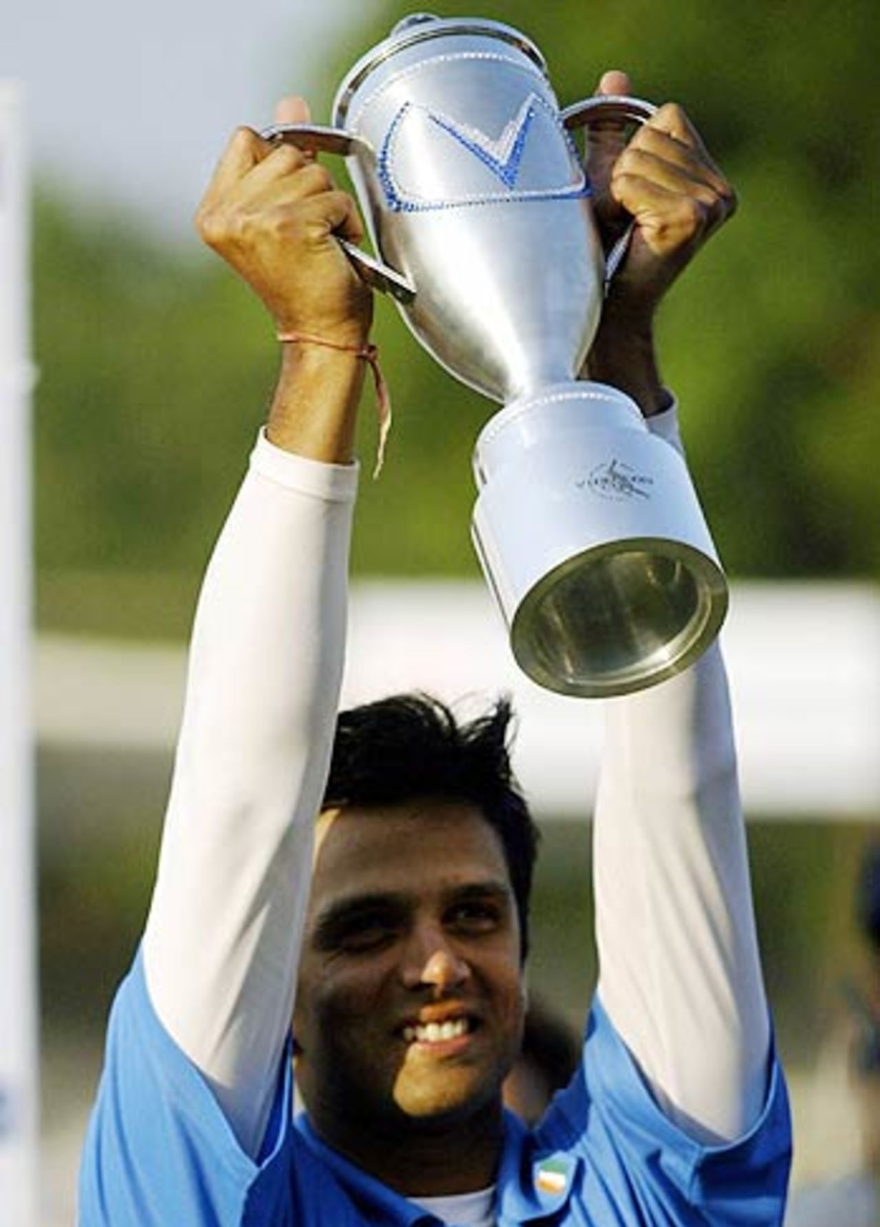 Rahul Dravid poses with the trophy, India v Sri Lanka, 7th ODI, Baroda, November 12, 2005