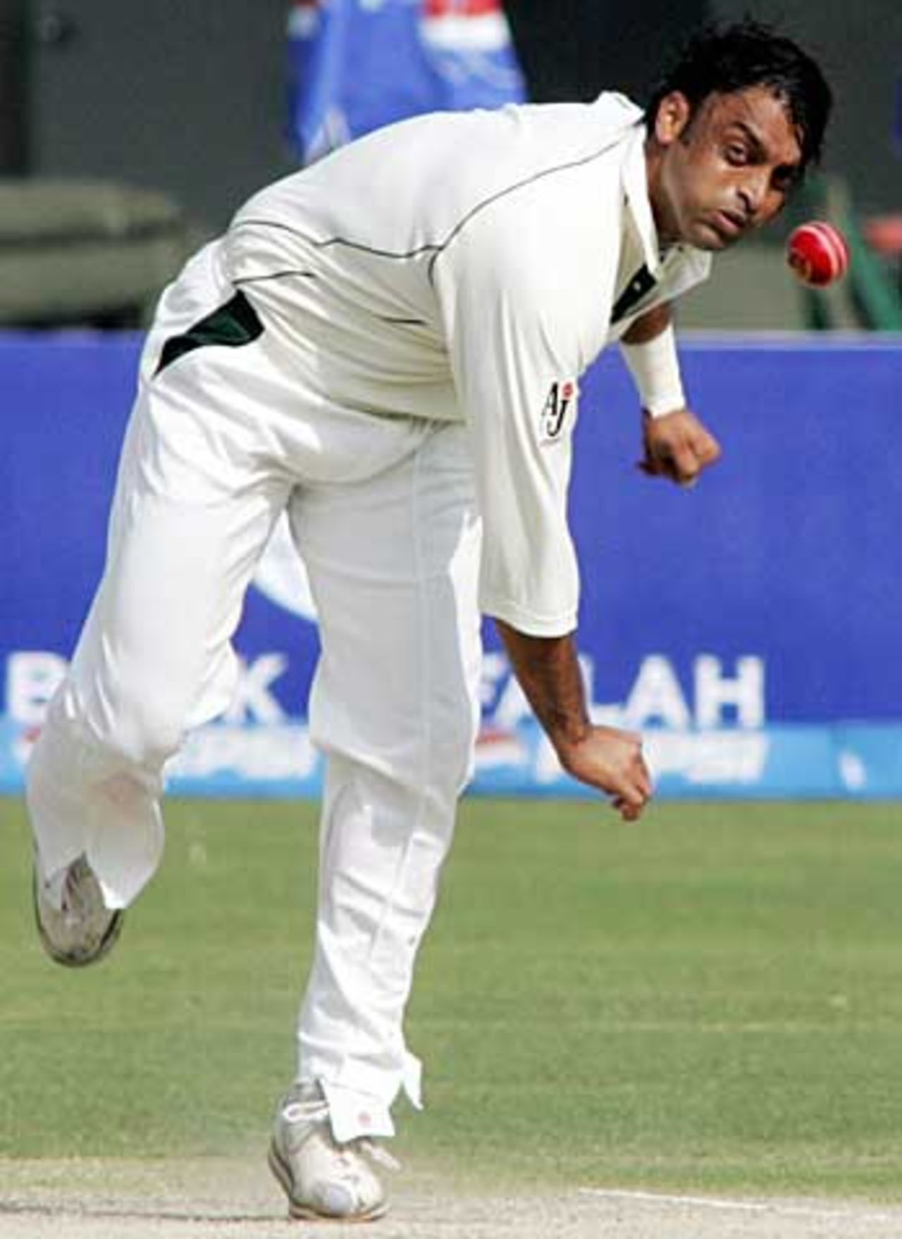 Shoiab Akhtar sends down another exocet, Pakistan v England, 1st Test, Multan, November 13, 2005