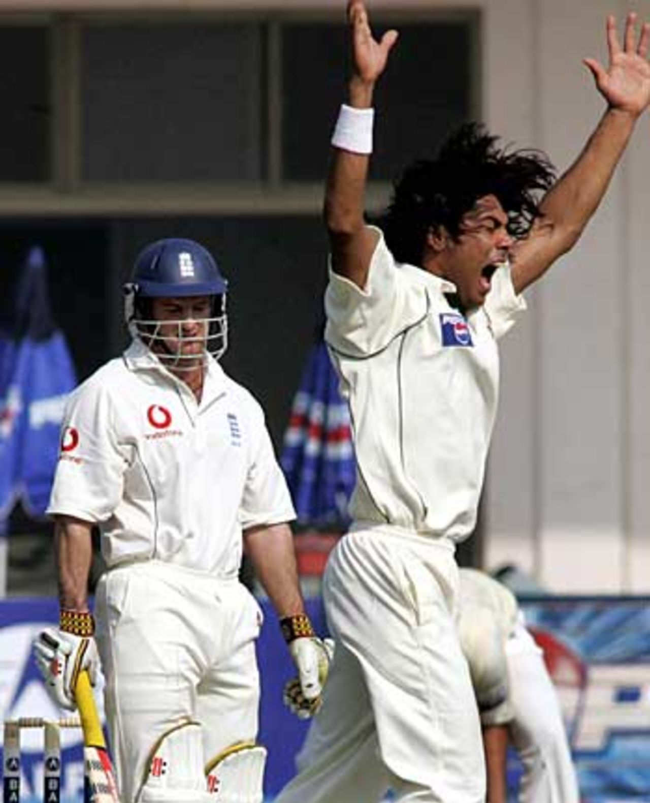 Mohammad Sami traps Andrew Strauss lbw, Pakistan v England, 1st Test, Multan, November 13, 2005