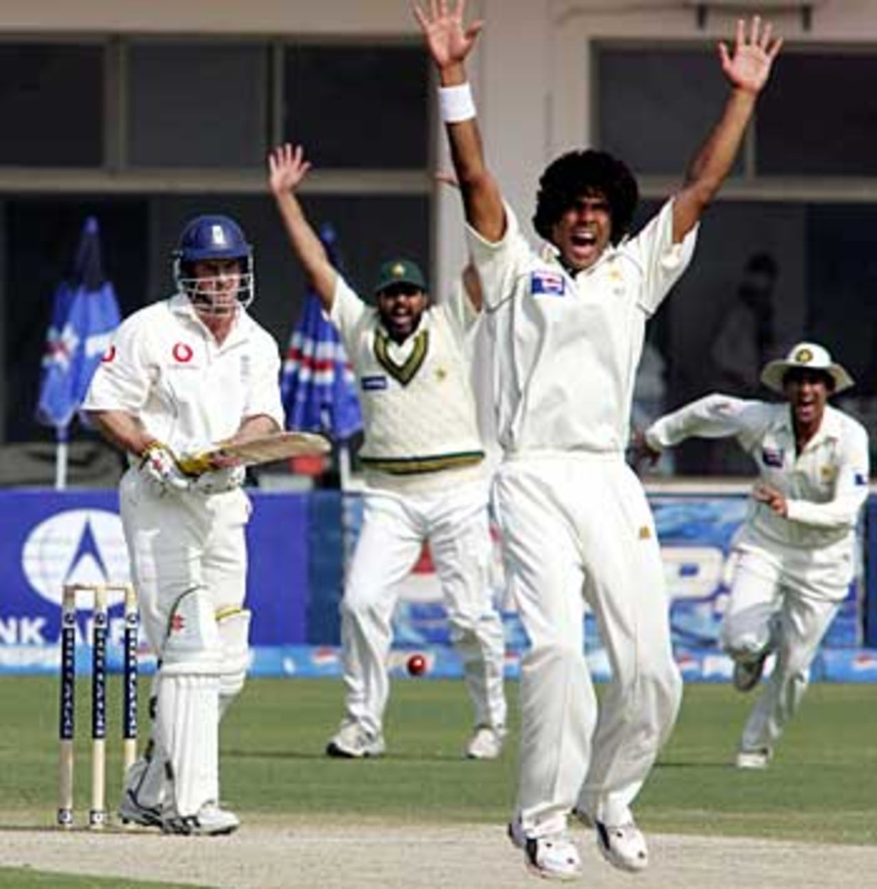 Mohammad Sami appeals for lbw against Andrew Strauss, Pakistan v England, 1st Test, Multan, November 13, 2005