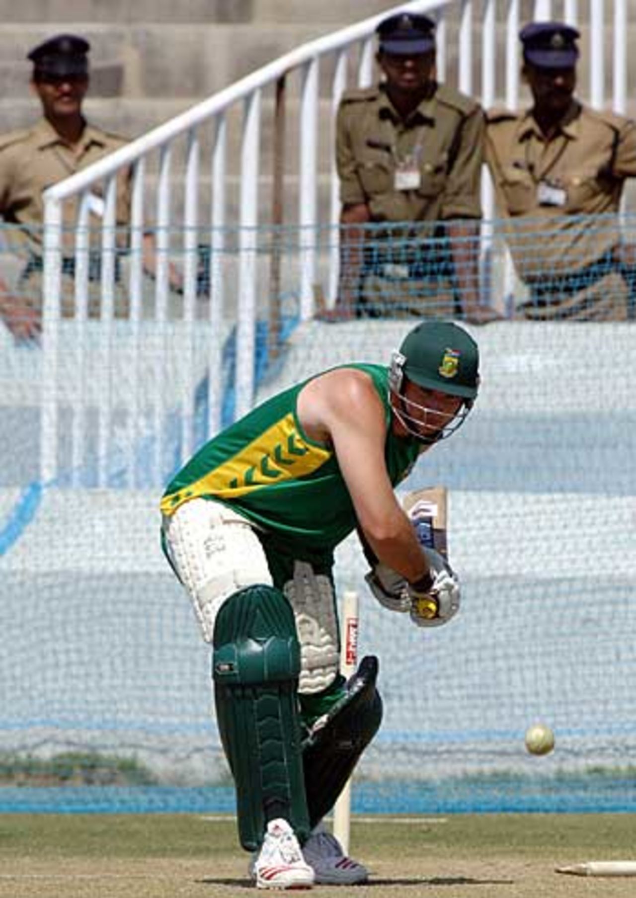 Graeme Smith plays a defensive shot in the nets, Hyderabad, November 13, 2005