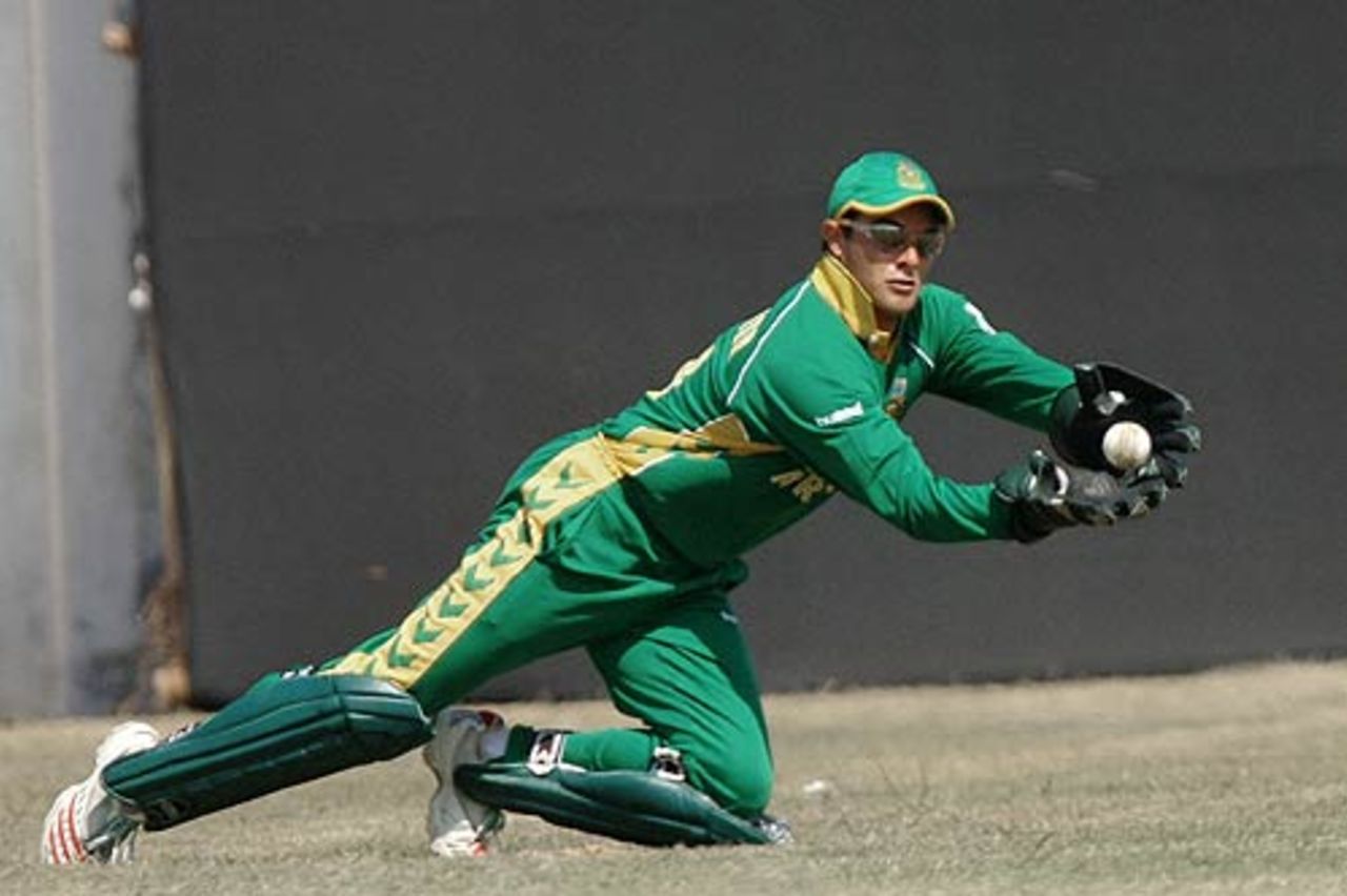 Mark Boucher lunges to catch a ball during a practice match in Hyderabad, Hyderabad, November 14, 2005