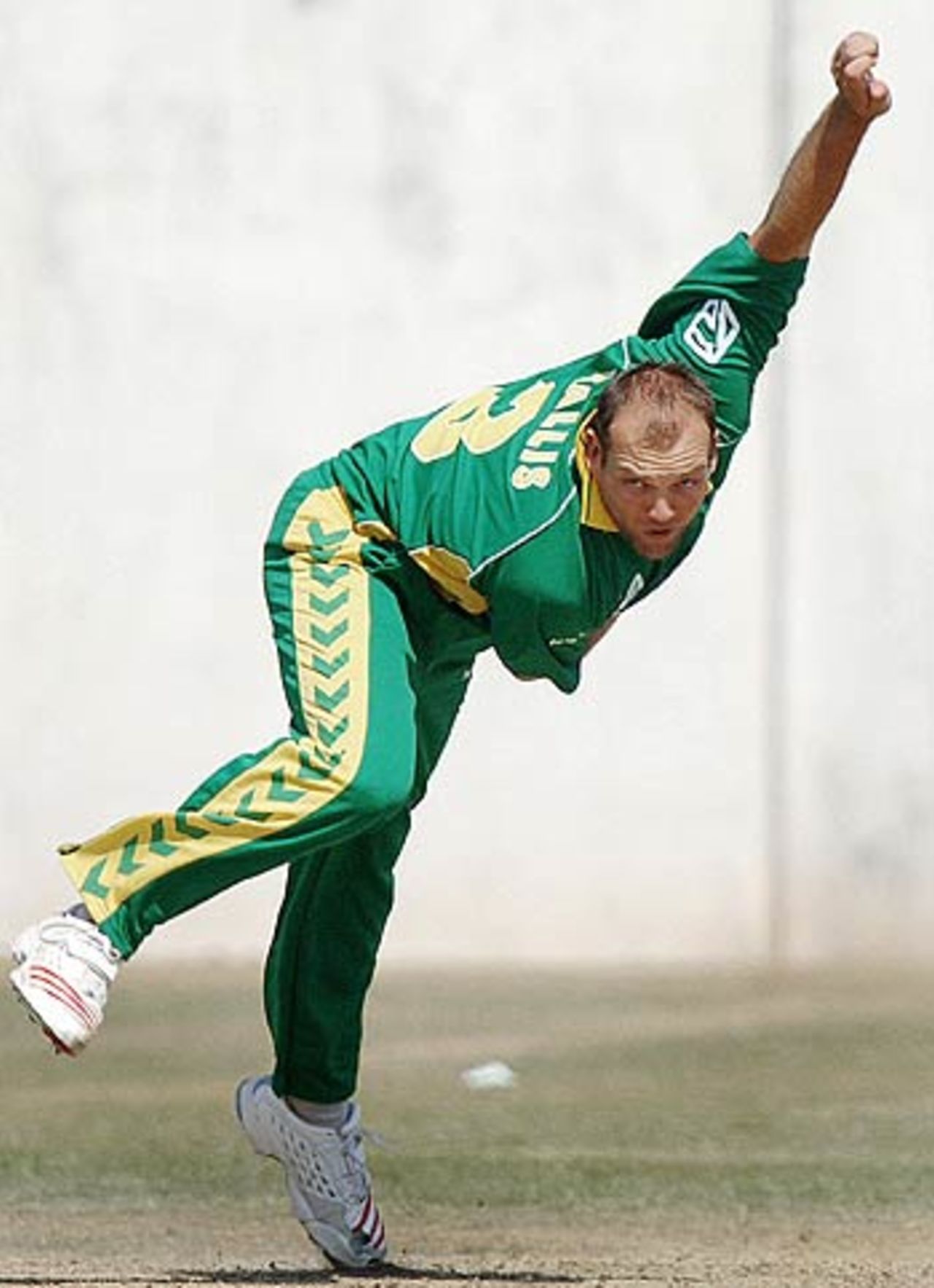 Jacques Kallis bowls during a practice match in Hyderabad, Hyderabad, November 14, 2005