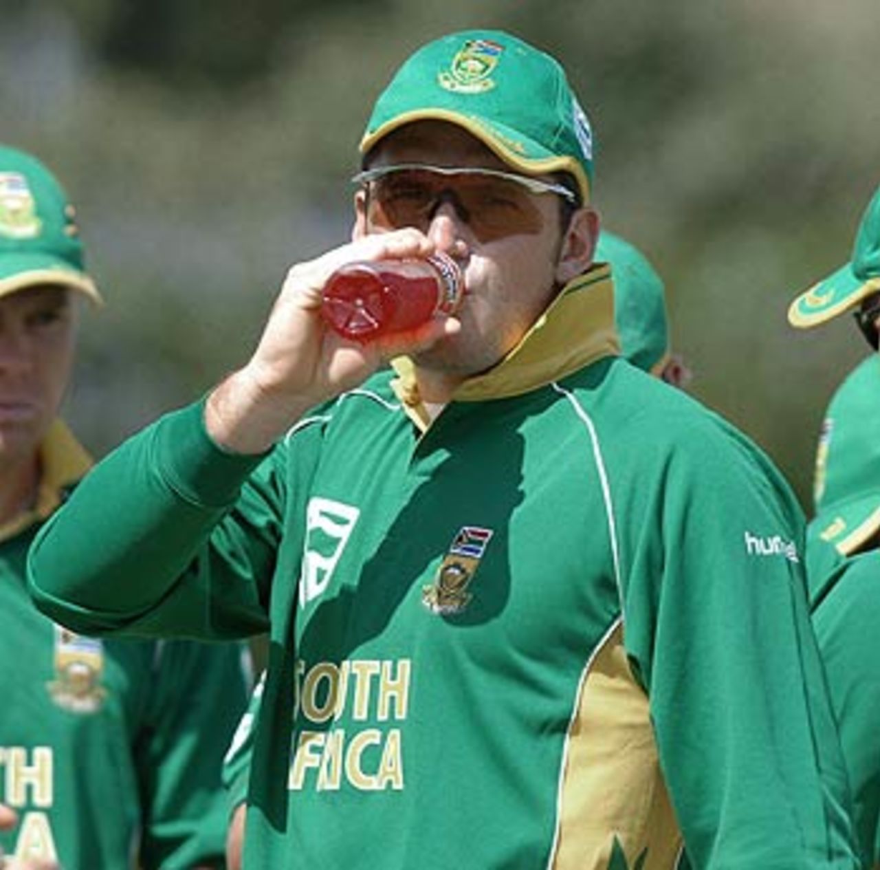 Graeme Smith cools off during a practice match in Hyderabad, Hyderabad, November 14, 2005