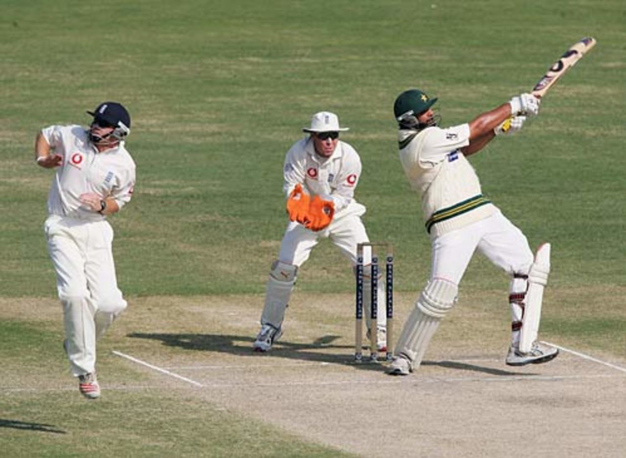 Inzamam-ul-Haq on the attack,  Pakistan v England, 1st Test, Multan, November 15, 2005