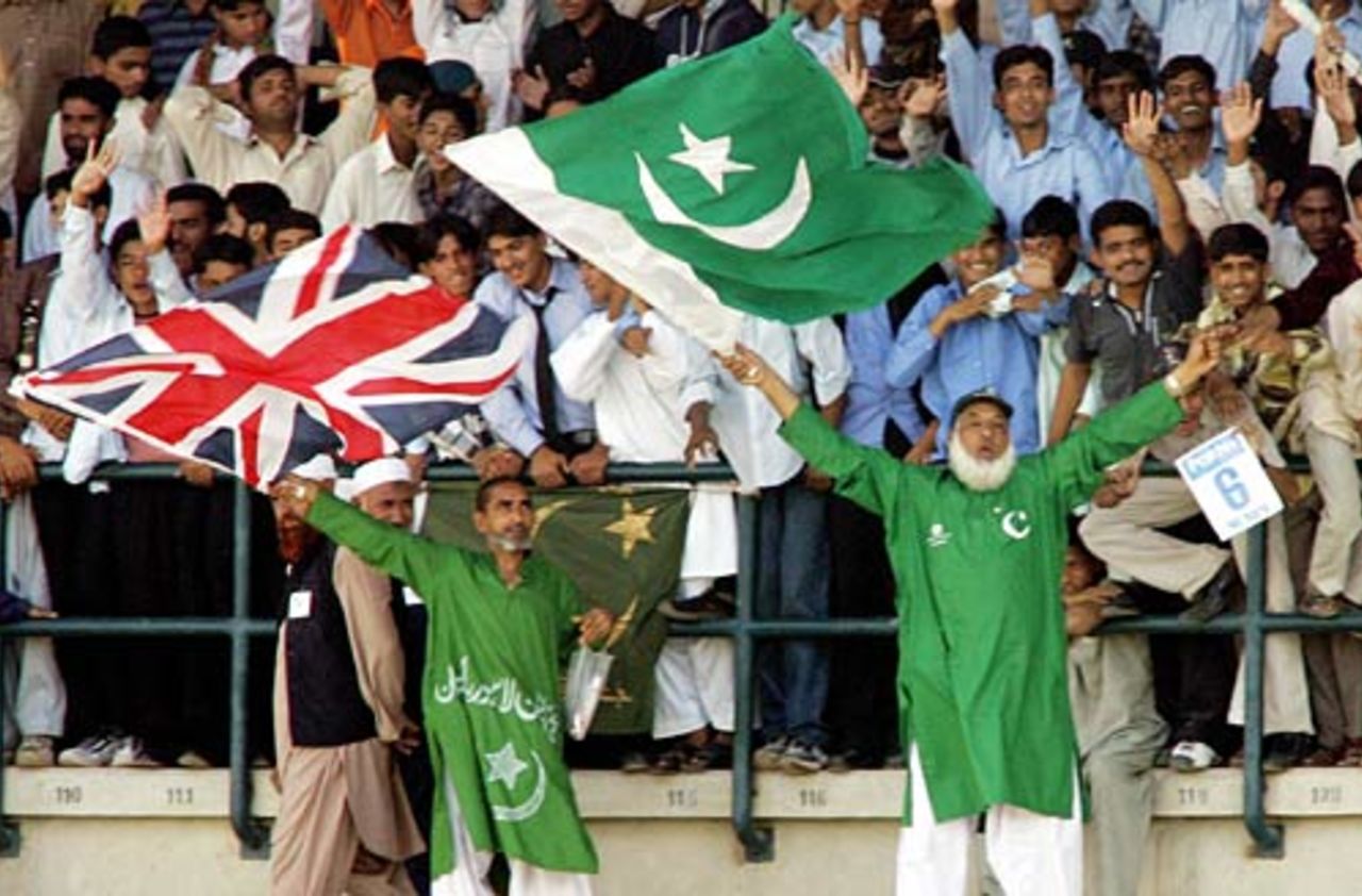 A show of unity in the stands, Pakistan v England, 1st Test, Multan, November 15, 2005