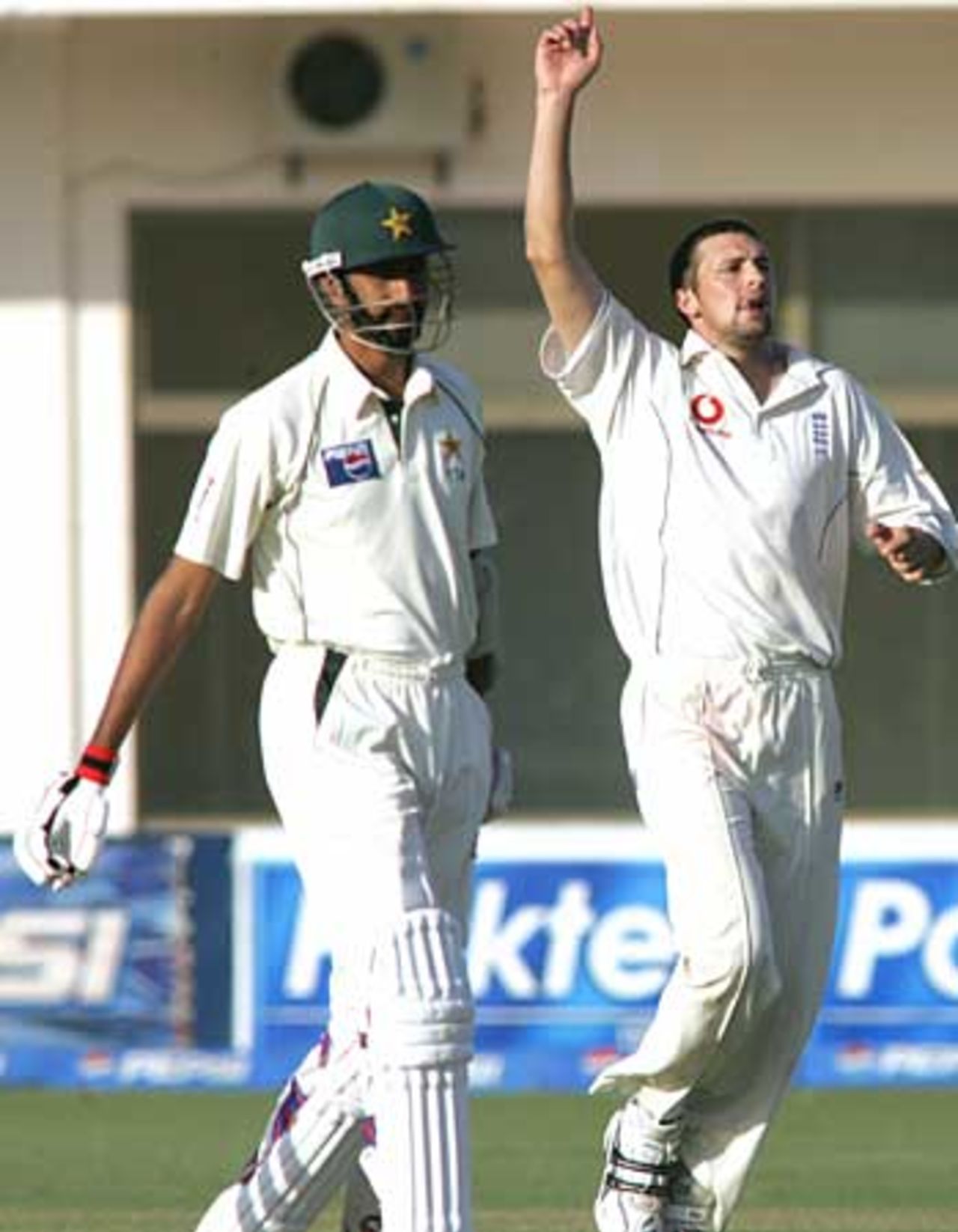 Steve Harmison removes Shabbir Ahmed first ball during Pakistan collapse of 7 for 75 on the fourth afternoon, Pakistan v England, 1st Test, Multan, November 15, 2005