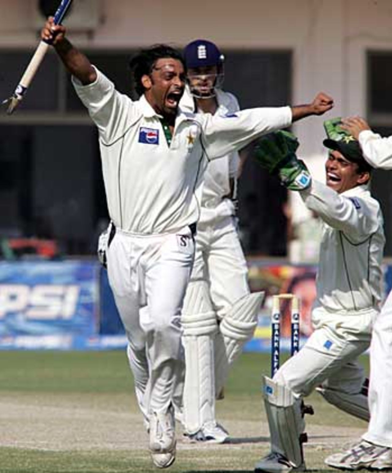 Shoaib Akhtar starts the celebrations, Pakistan v England, 1st Test, Multan, November 16, 2005