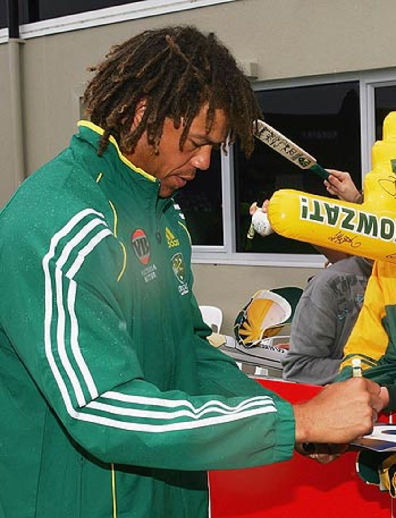 Andrew Symonds interacted with the fans during the rain delay, Australia v West Indies, 2nd Test, Hobart, 2nd day, November 18, 2005