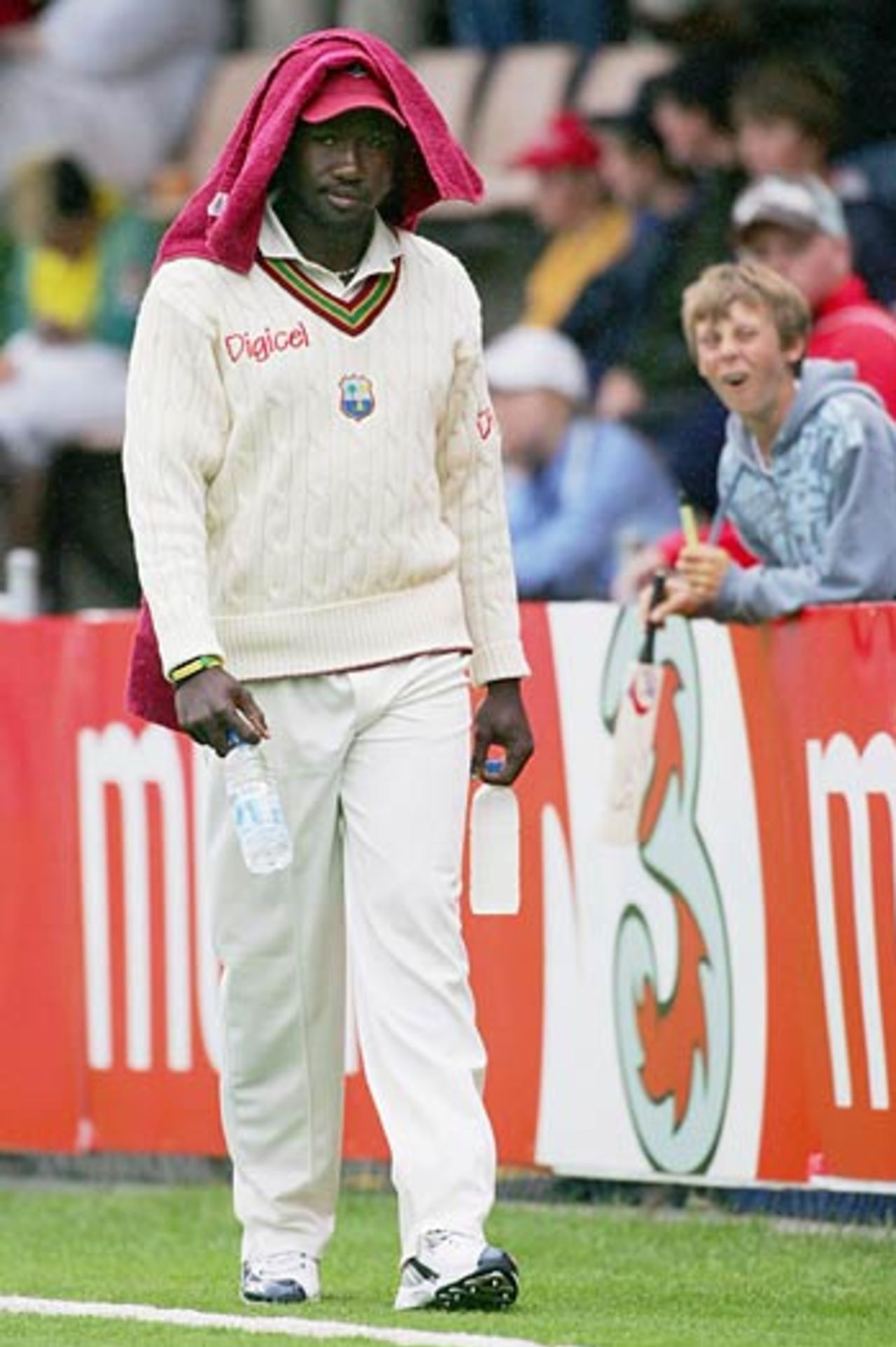 Throwing in the towel? Wavell Hinds walks around the boundary, Australia v West Indies, 2nd Test, Hobart, 2nd day, November 18, 2005