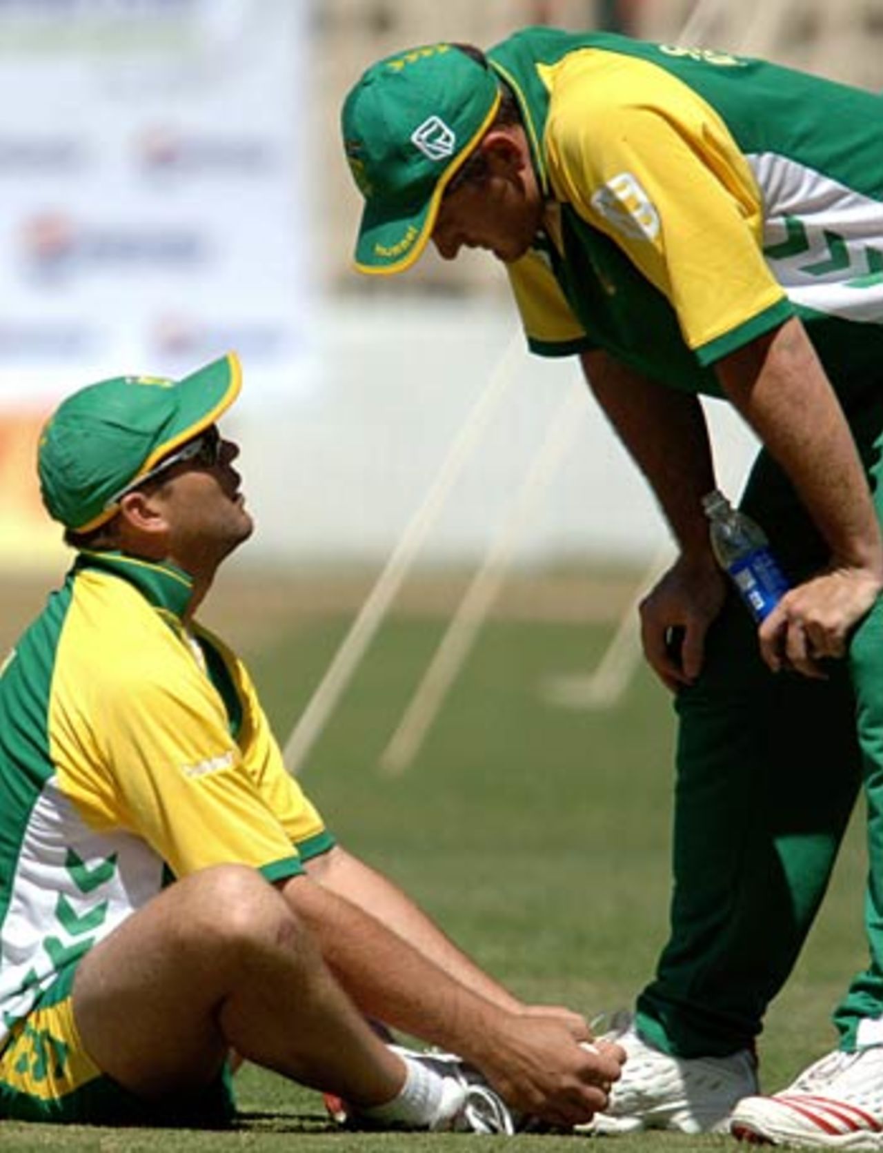 Graeme Smith and Jacques Kallis have a chat during a practice session, Bangalore, November 18, 2005