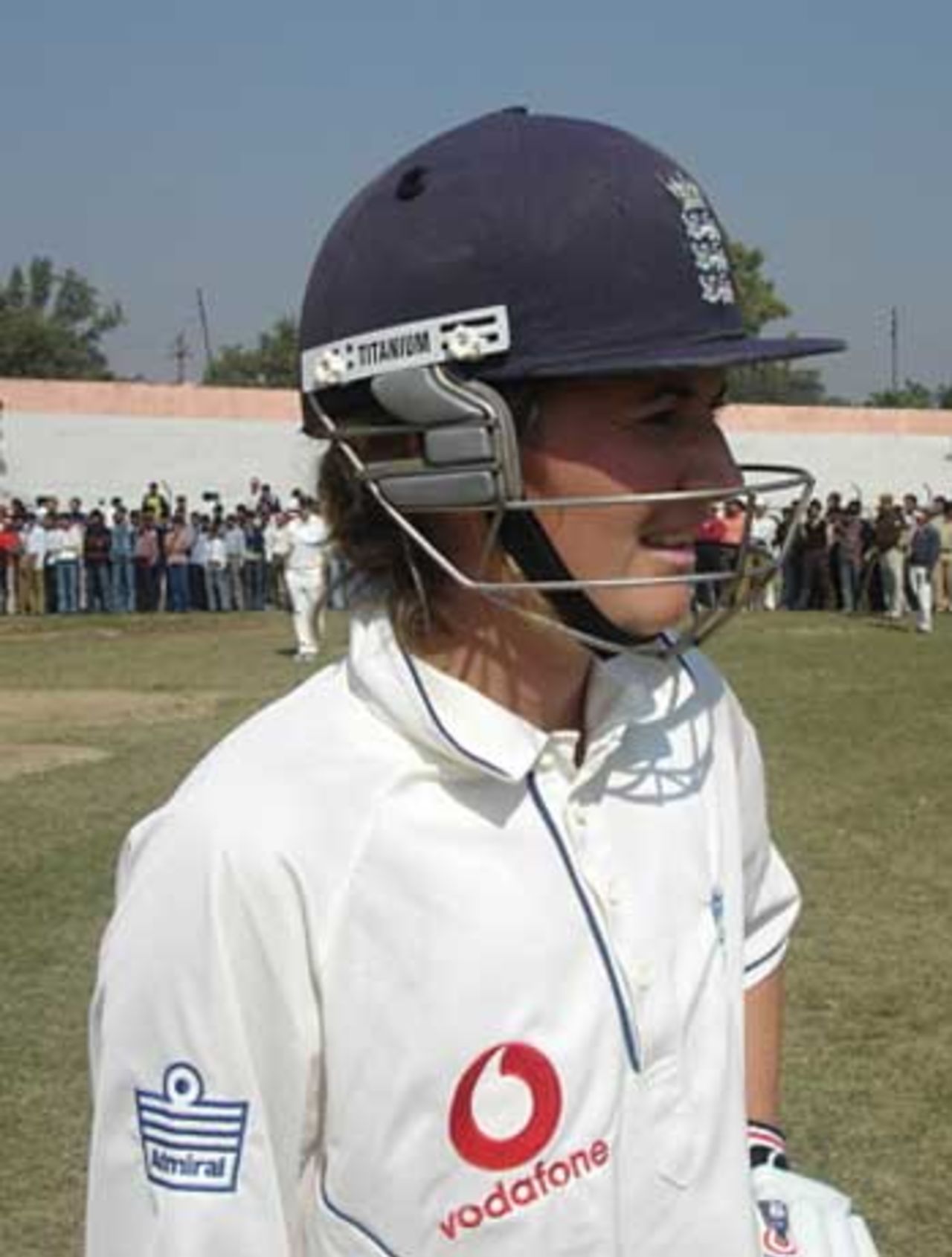 Charlotte Edwards takes a breather in England women's warm-up match against India Under-21 at Meerut, November 17, 2005