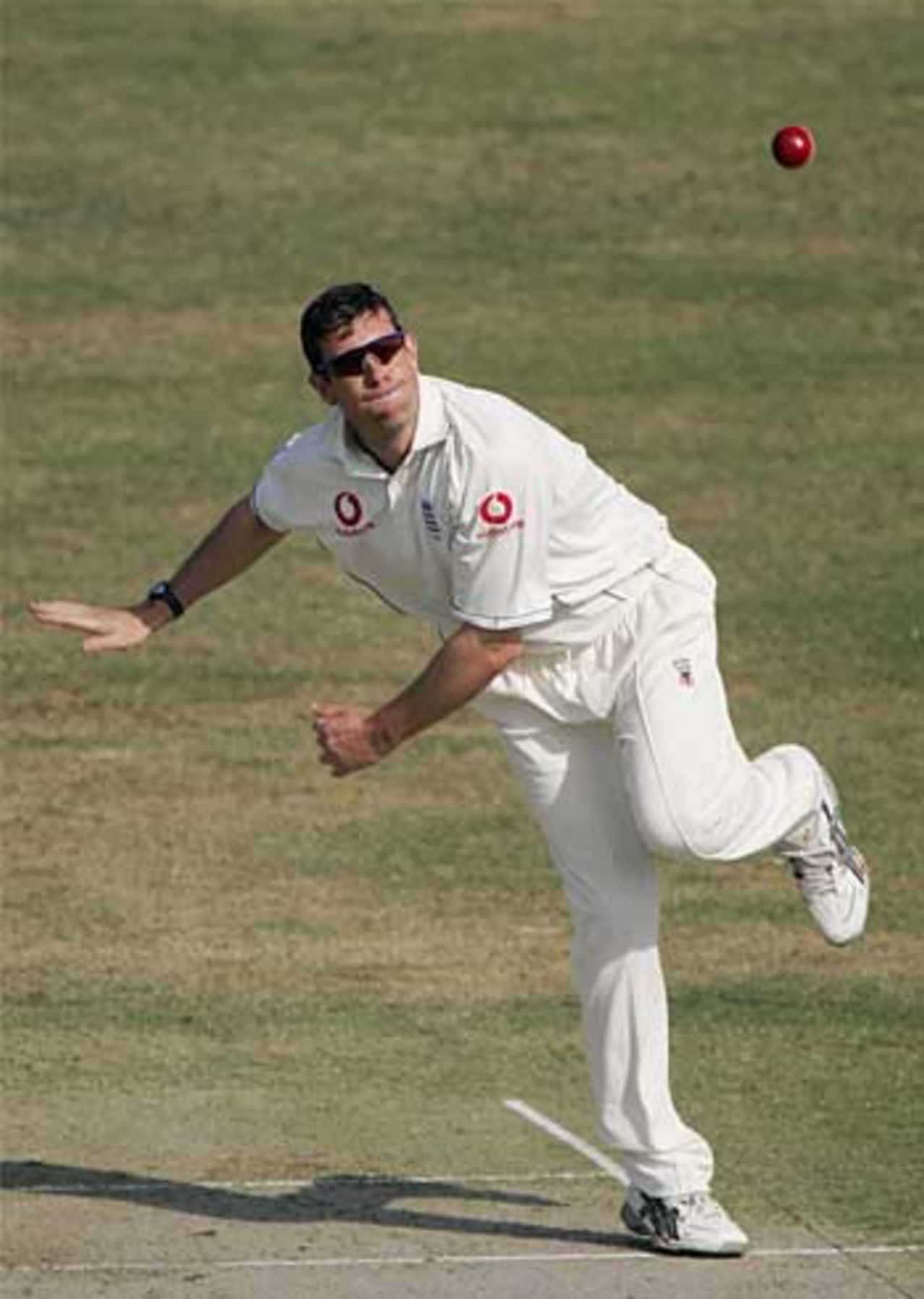 Ashley Giles toils hard without success on the first day, Pakistan v England, 2nd Test, Faisalabad, November 20, 2005