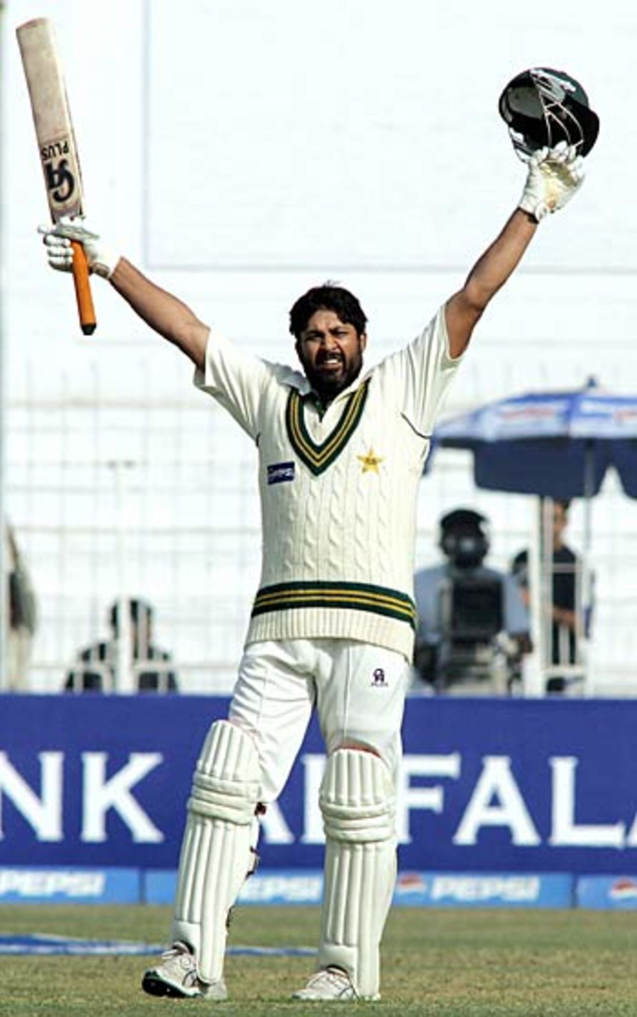 Inzamam-ul-Haq reaches his hundred, Pakistan v England, 2nd Test, Faisalabad, November 21, 2005