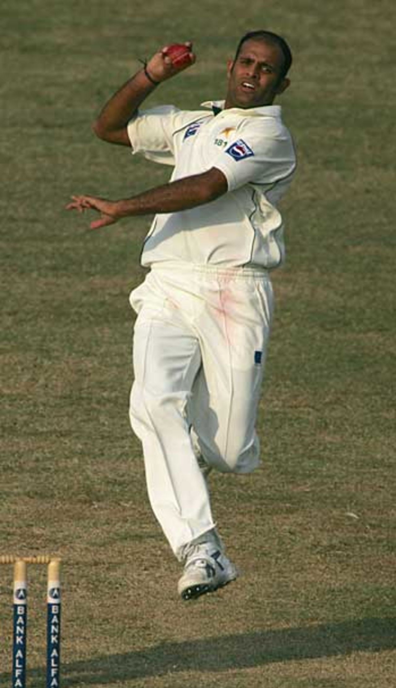 Rana Naved-ul-Hasan leaps into his delivery stride, Pakistan v England, 2nd Test, Faisalabad, November 21, 2005