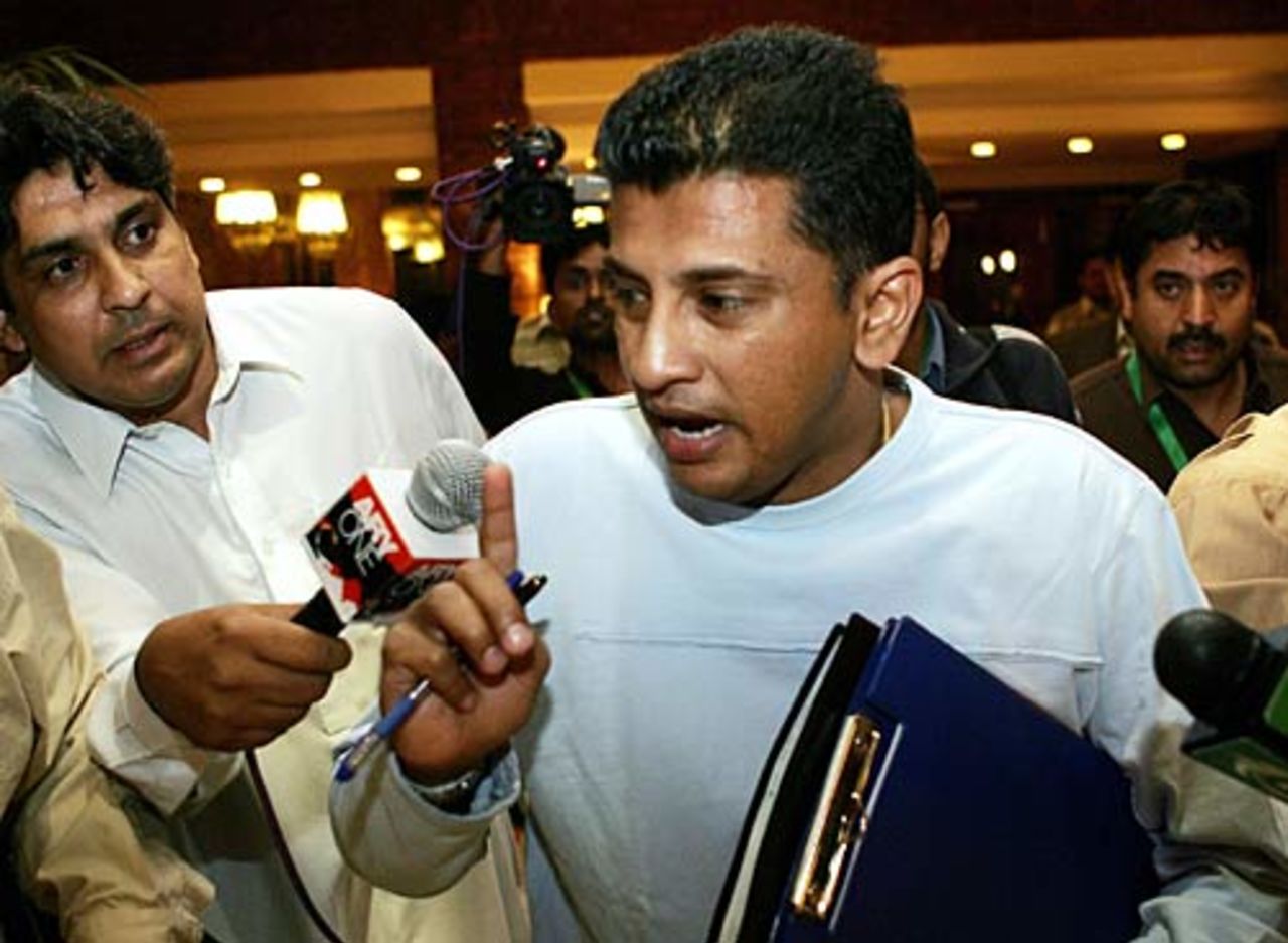 Roshan Mahanama explains his decision to ban Shahid Afridi to the media,  Pakistan v England, 2nd Test, Faisalabad, November 21, 2005