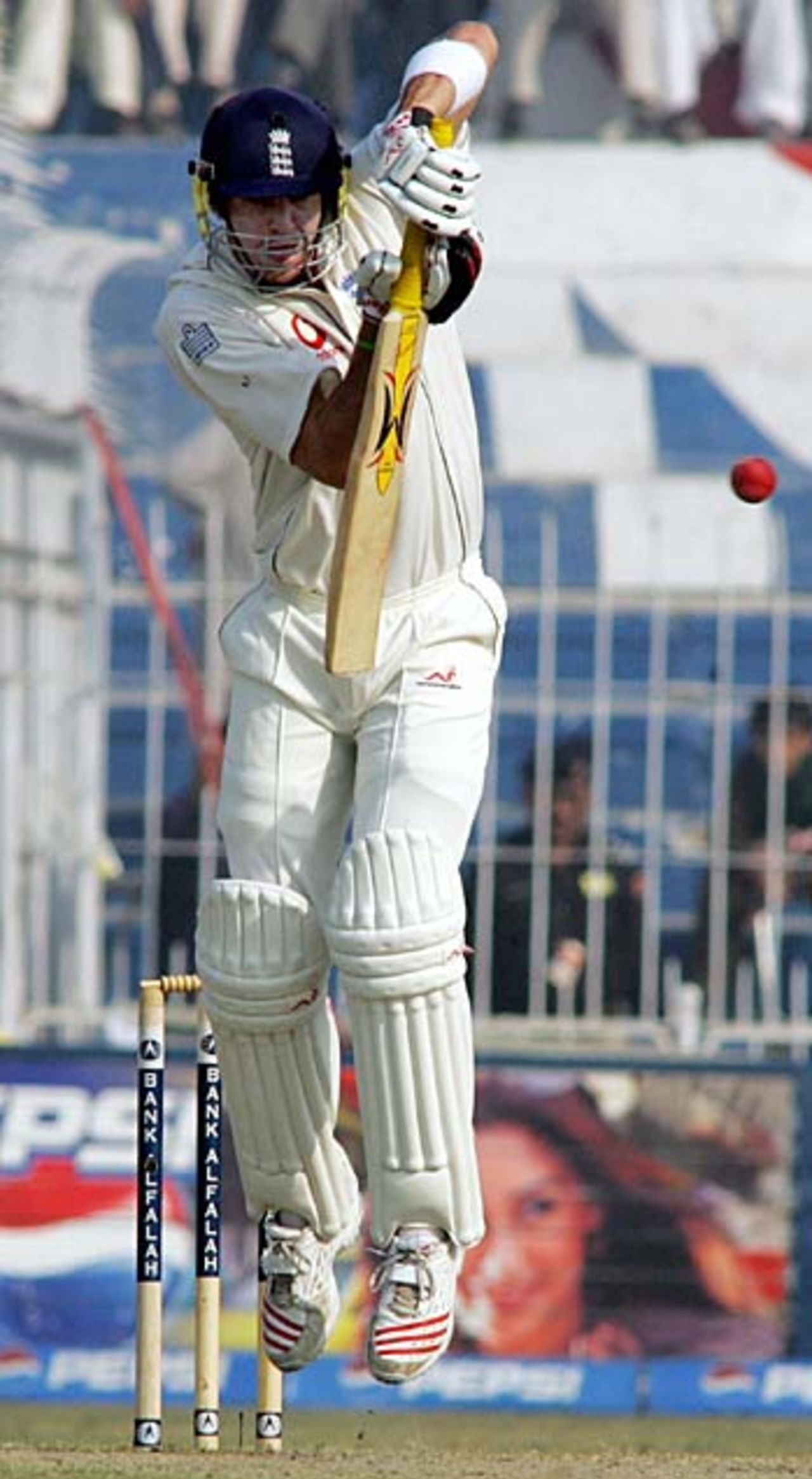 Resolute defence from Kevin Pietersen, Pakistan v England, 2nd Test, Faisalabad, November 22, 2005
