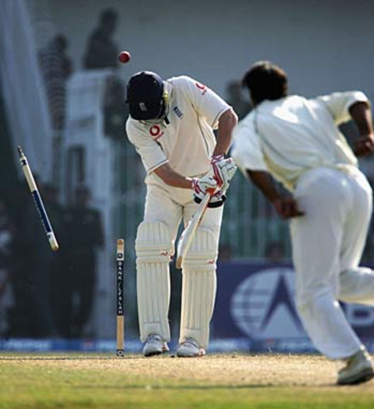 Shoaib Akhtar cleans up Andrew Flintoff, Pakistan v England, 2nd Test, Faisalabad, November 22, 2005