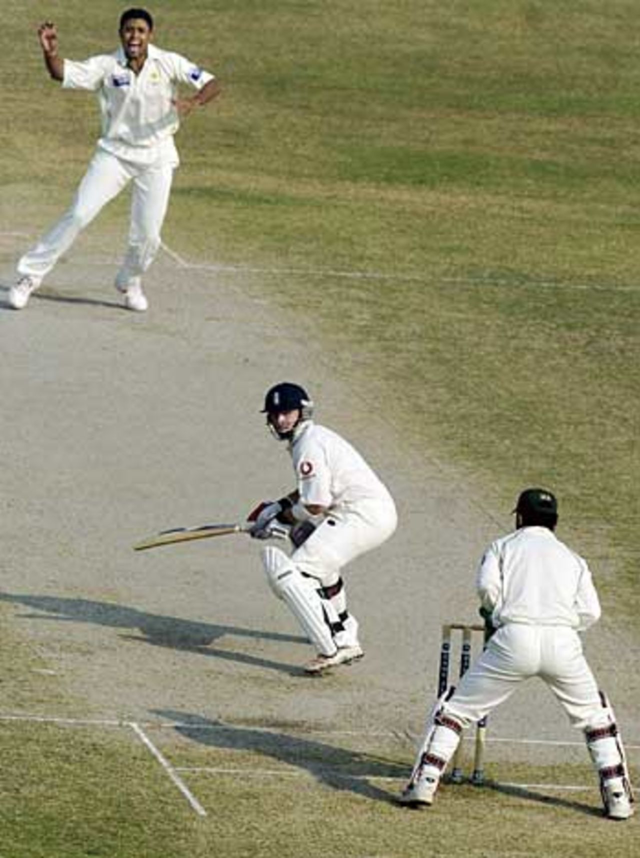 Kamran Akmal misses a stumping against Ian Bell. Pakistan missed four chances on the third day, Pakistan v England, 2nd Test, Faisalabad, November 22, 2005