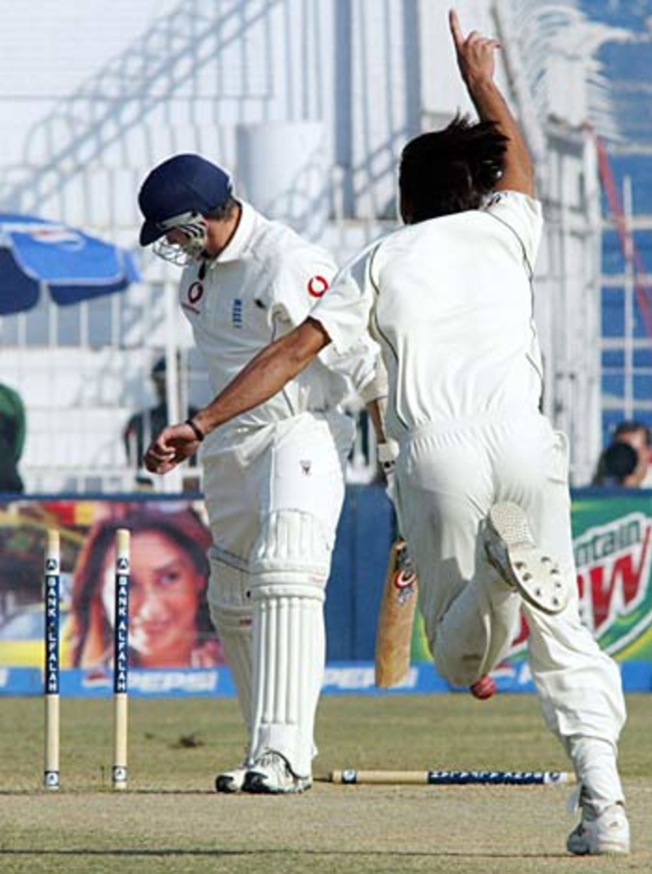 Ashley Giles is cleaned up by Shahid Afridi, Pakistan v England, 2nd Test, Faisalabad, November 23, 2005