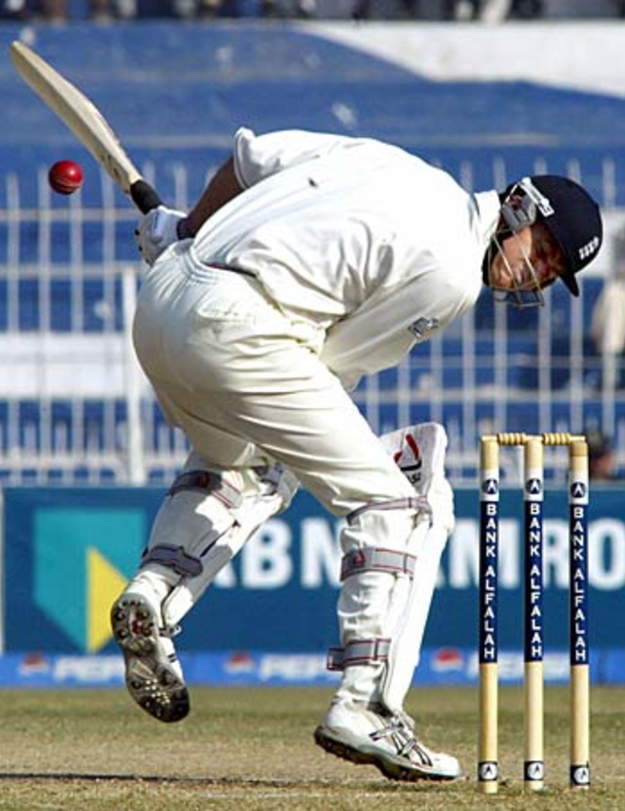 Shaun Udal is given a working over by Shoaib Akhtar, Pakistan v England, 2nd Test, Faisalabad, November 23, 2005