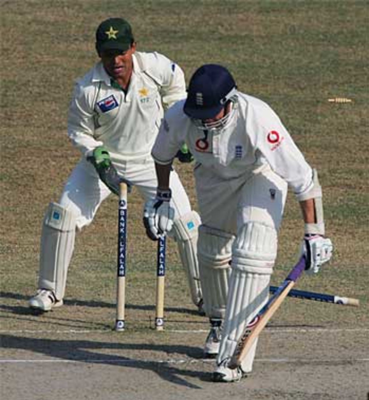 Shahid Afridi bowls Ashley Giles, Pakistan v England, 2nd Test, Faisalabad, November 23, 2005