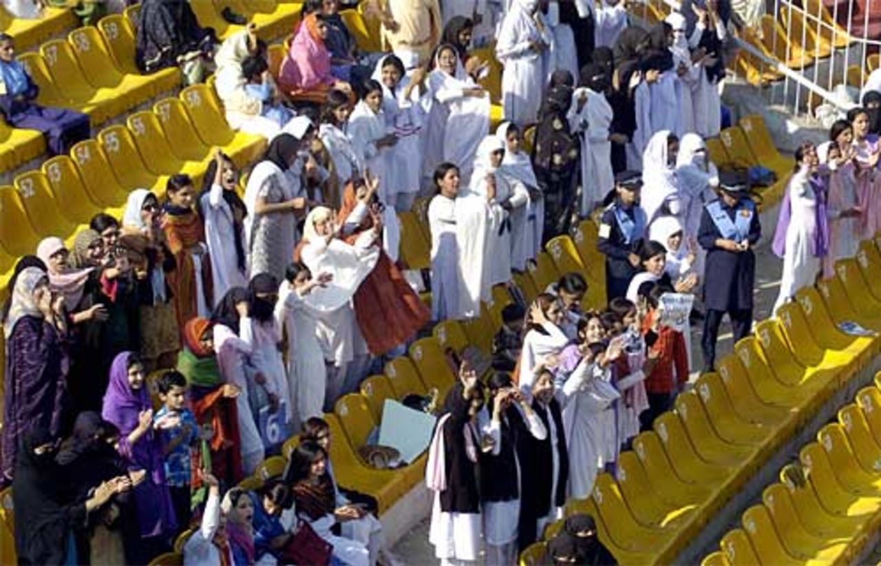 The crowd at Faislabad, Pakistan v England, 2nd Test, November 23, 2005