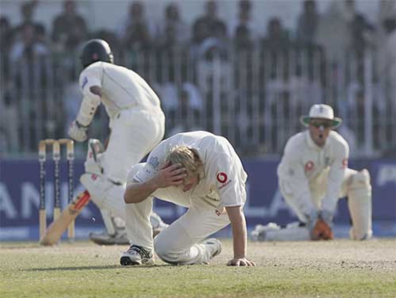 Matthew Hoggard avoids a shy from Kevin Pietersen, Pakistan v England, 2nd Test, November 23, 2005