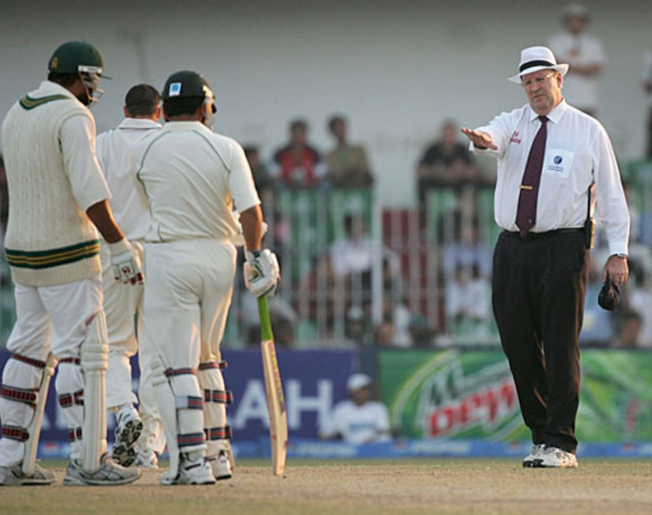 Darrell Hair tells Inzamam-Ul-Haq and Kamran Akmal to stay off the pitch, Pakistan v England, 2nd Test, Faisalabad, November 23, 2005