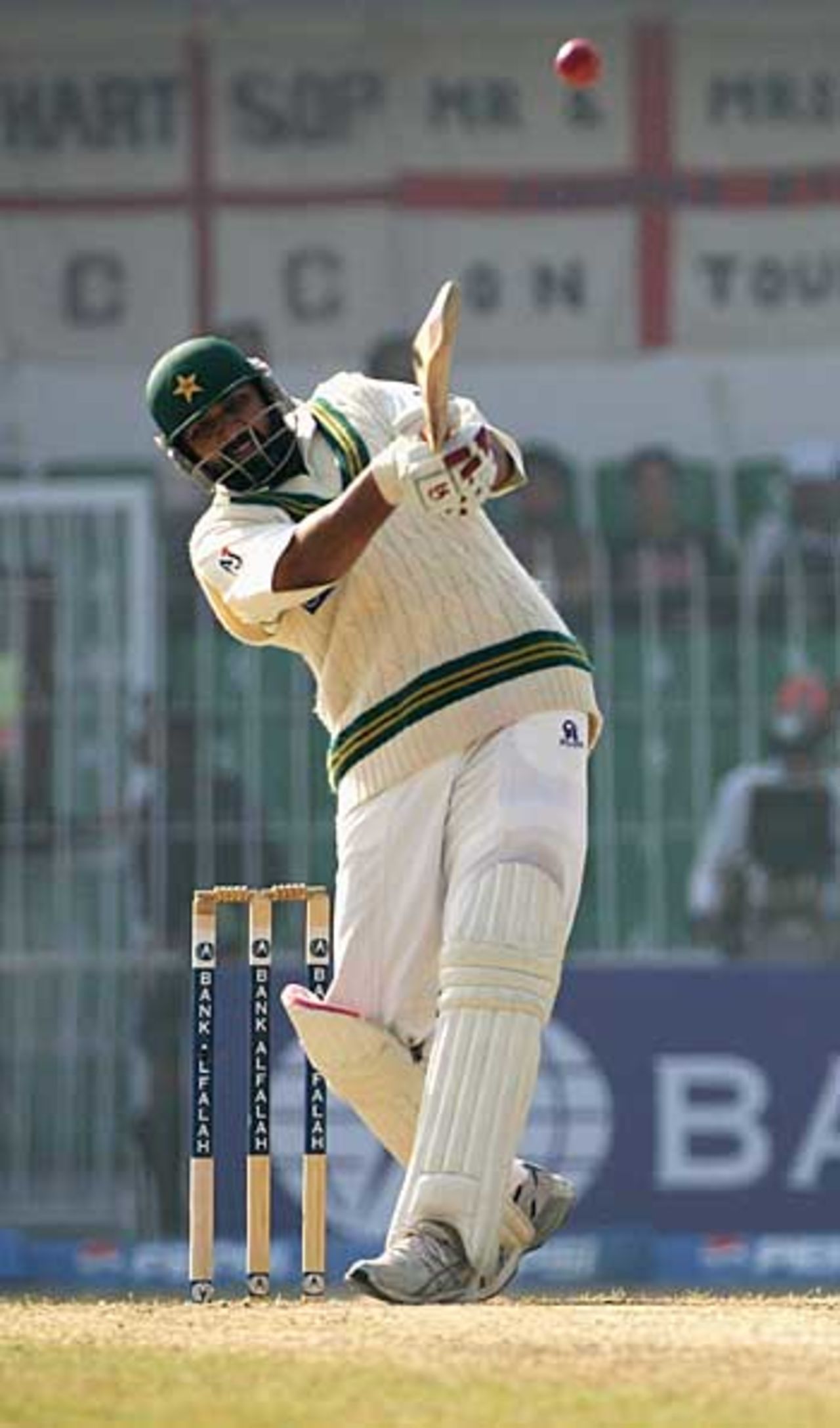 Inzamam-ul-Haq is well on course for his third consecutive Test hundred in Faisalabad