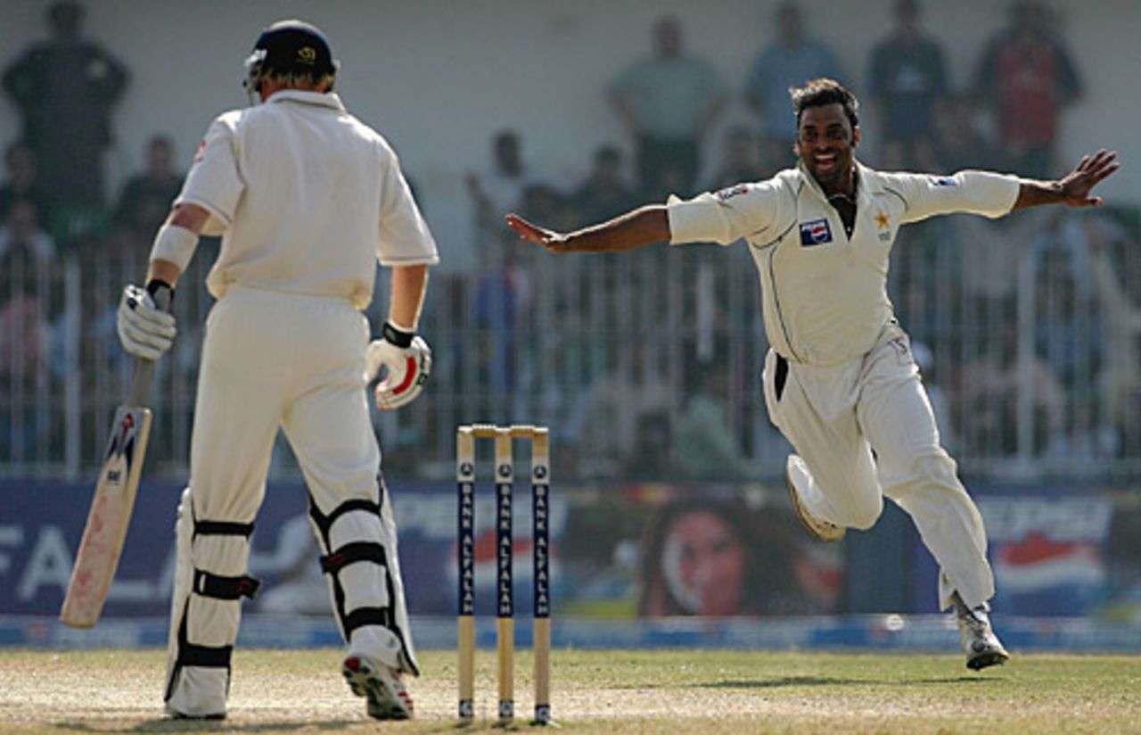 Shoaib Akhtar celebrates Ian Bell's wicket, Pakistan v England, 2nd Test, Faisalabad, November 24, 2005