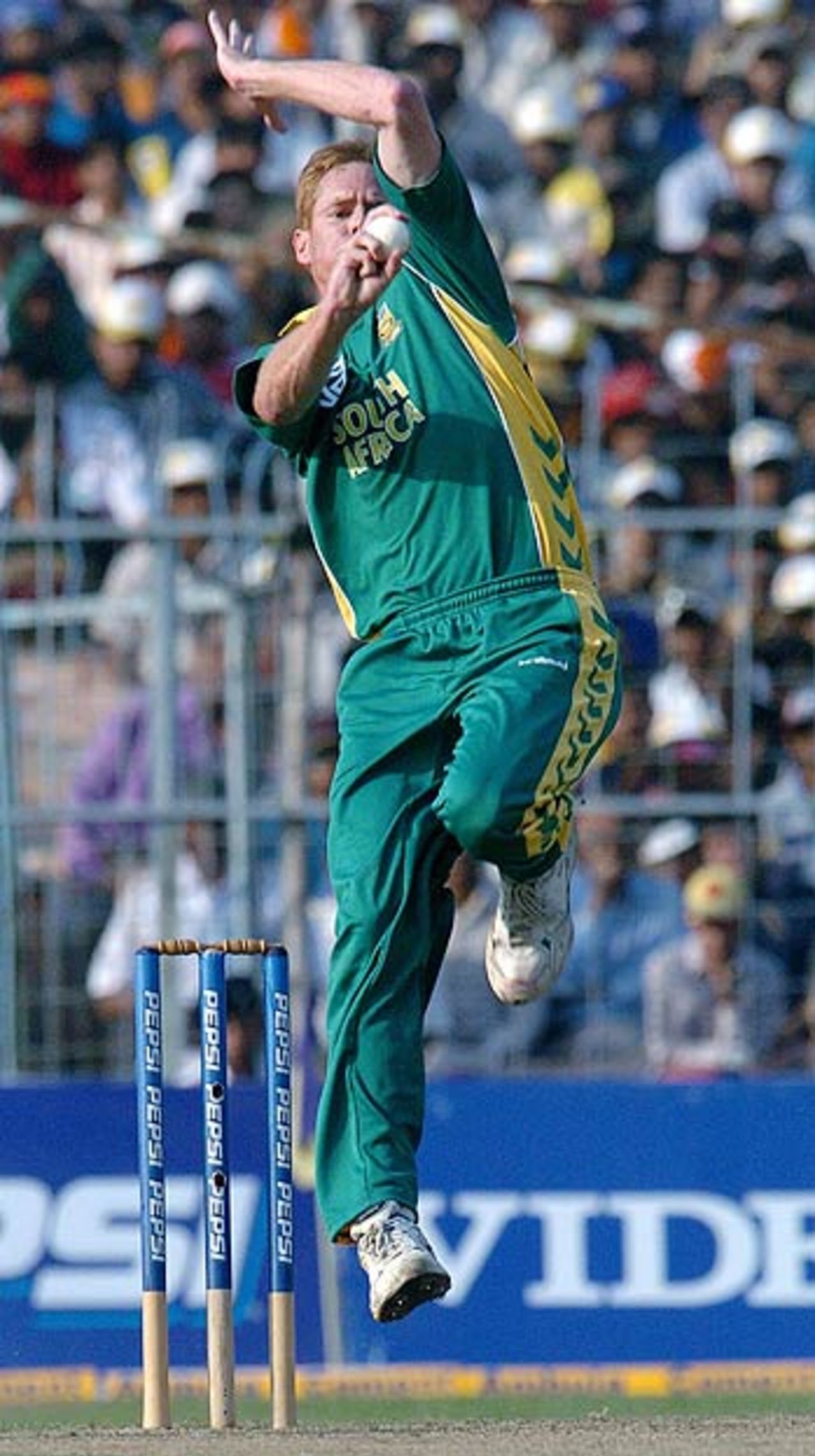 Shaun Pollock delivered a fine opening spell, India v South Africa, 4th ODI, Kolkata, November 25, 2005