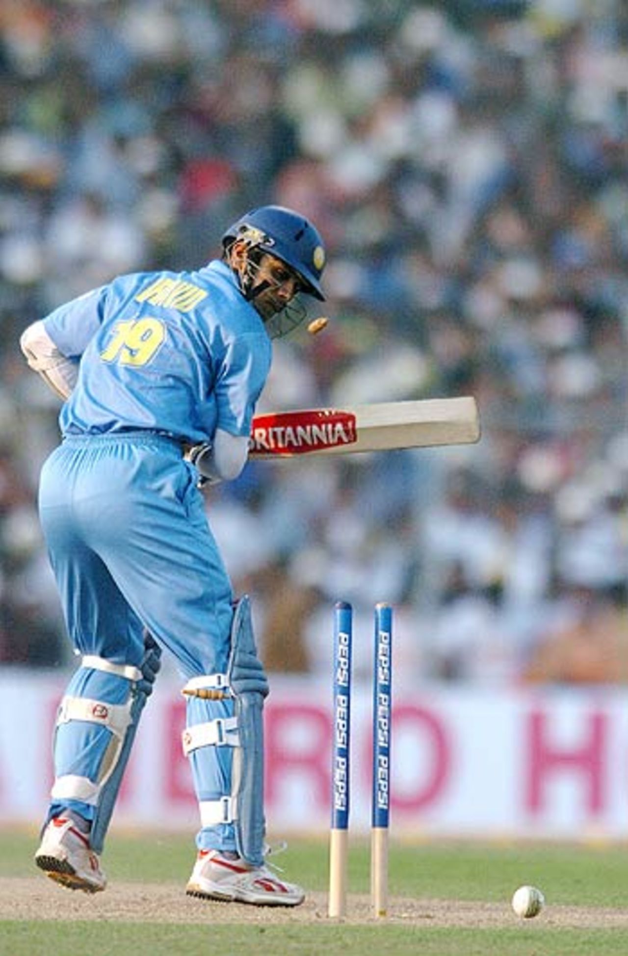 Rahul Dravid was beaten by a superb swinging ball from Charl Langeveldt, India v South Africa, 4th ODI, Kolkata, November 25, 2005
