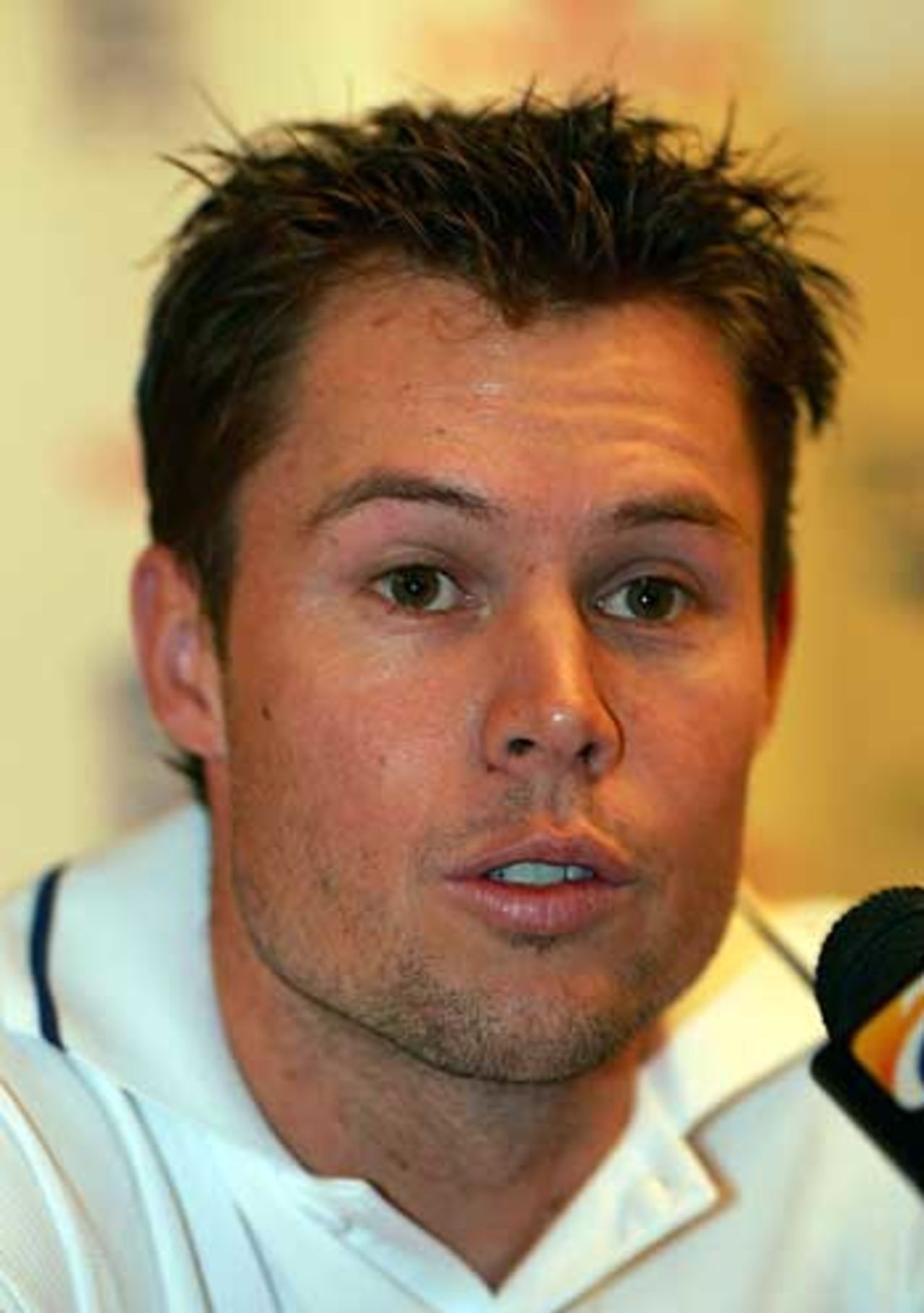 Geraint Jones speaks to the media as England arrive in Lahore to prepare for the third Test, Lahore, November 26, 2005