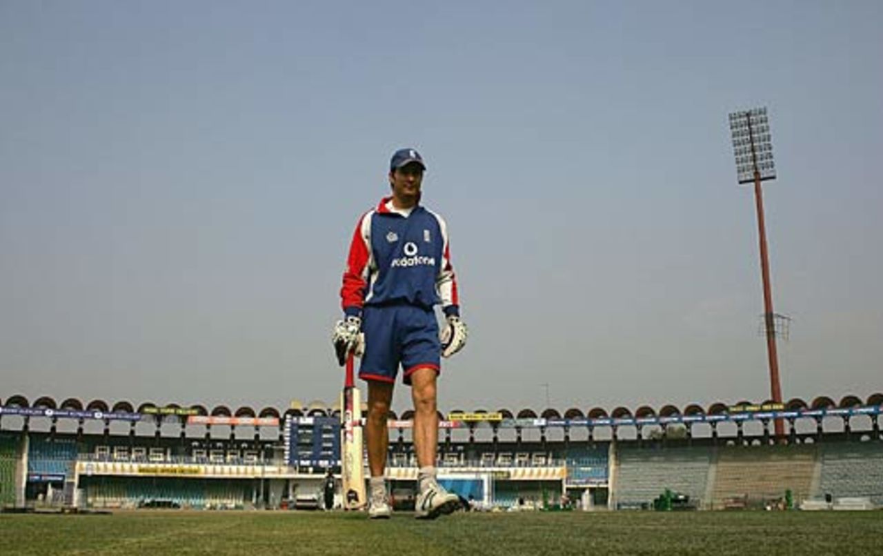 Michael Vaughan heads back to the pavilion after training, Lahore, November 28, 2005