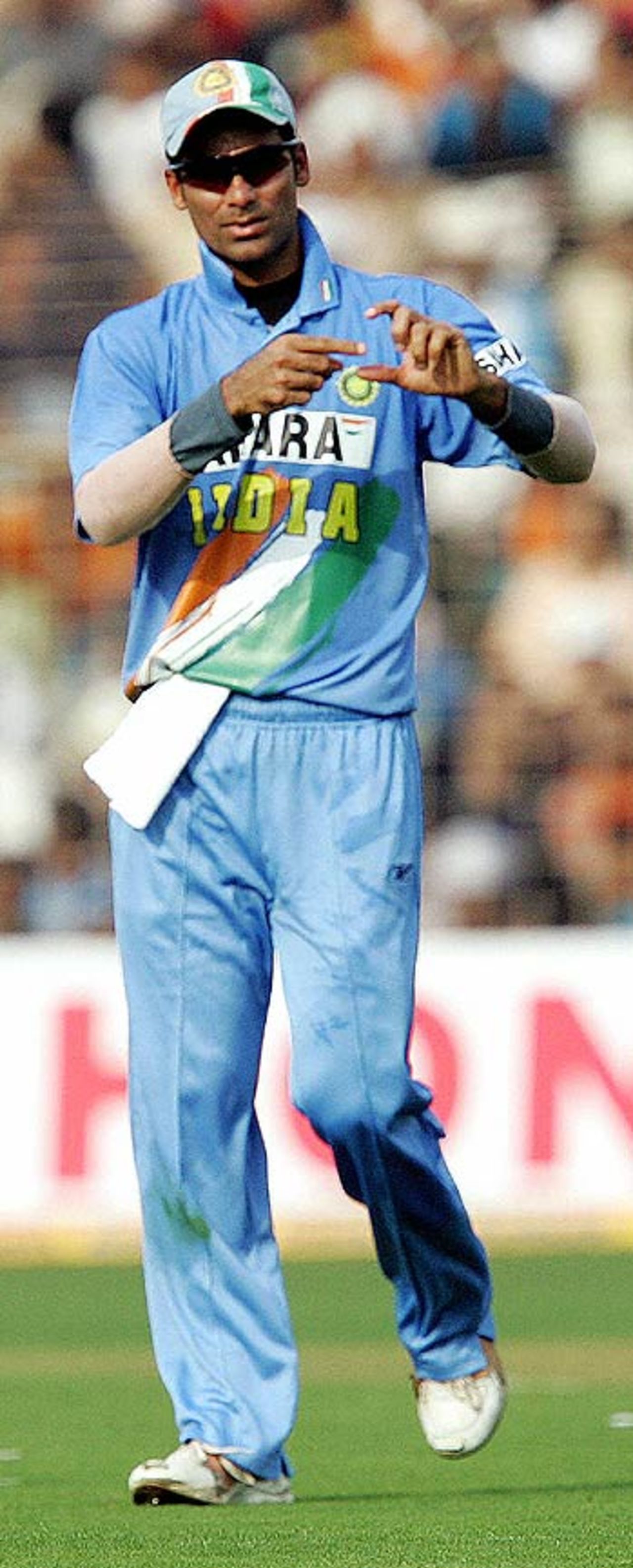 Mohammad Kaif shows his thumb after being hurt when he stopped a boundary , India v South Africa, 5th ODI, Mumbai, November 25, 2005