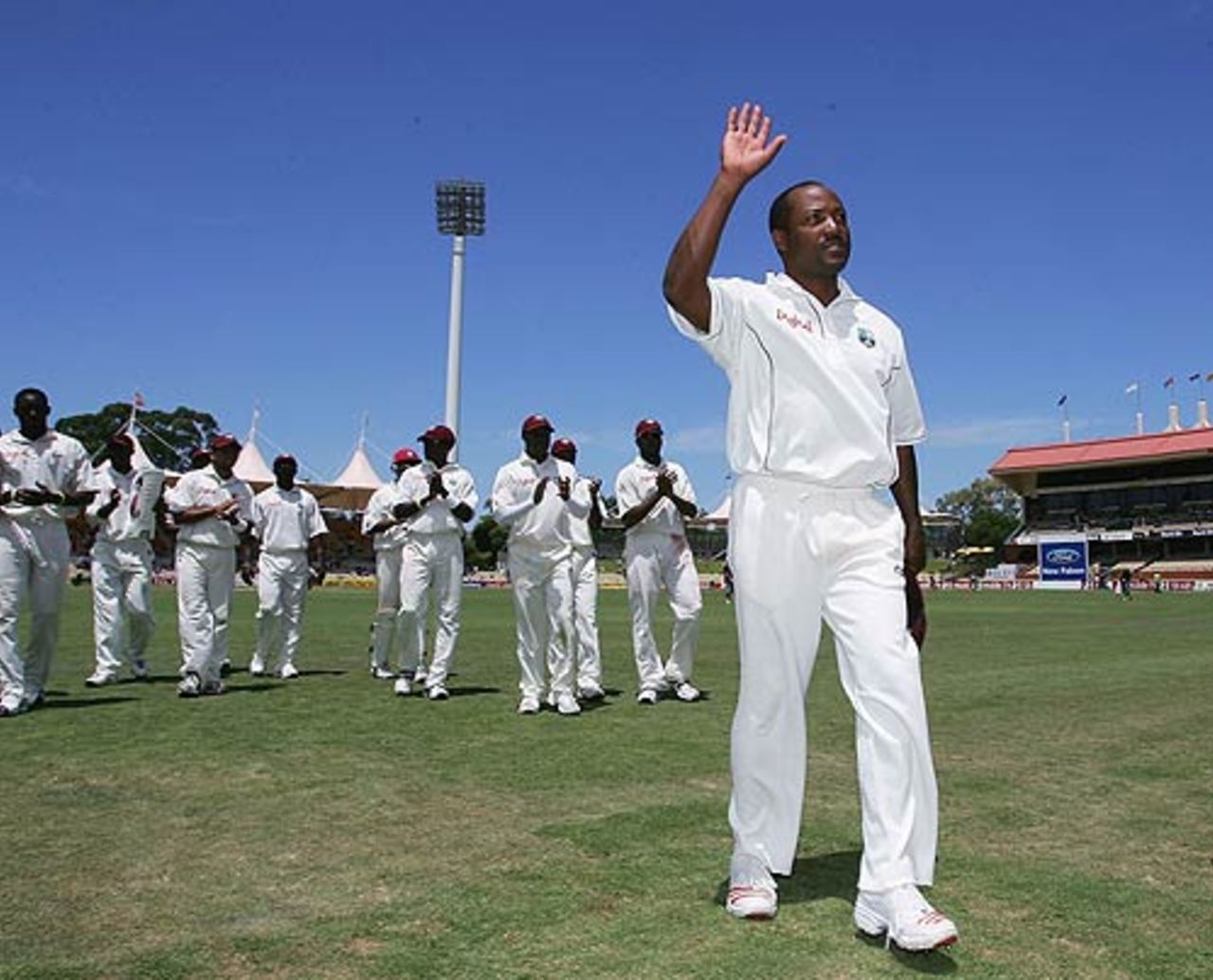 Brian Lara bids farewell to the fans at Adelaide, 3rd Test, Adelaide, 5th day, November 29, 2005