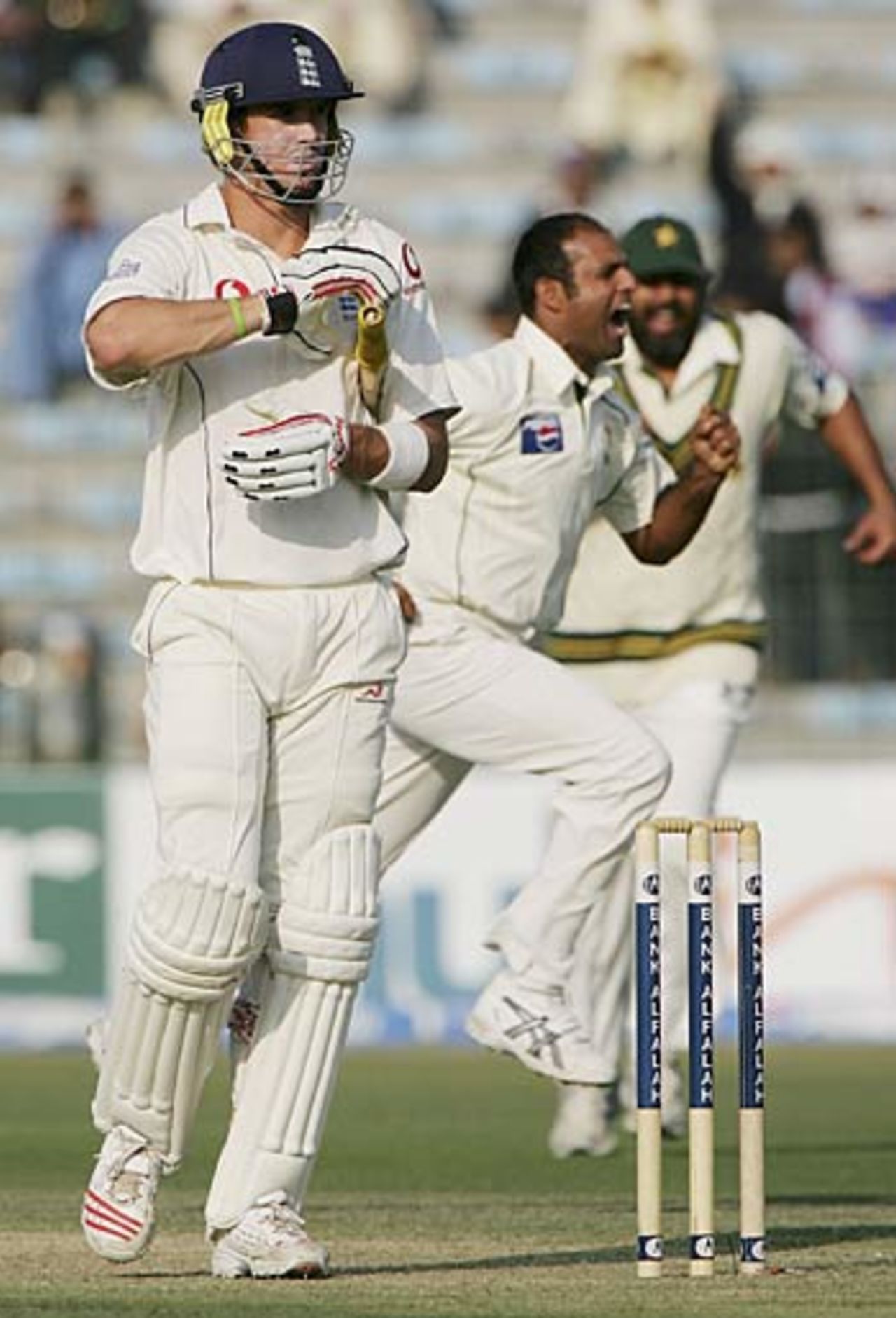 Kevin Pietersen is strangled down the leg side on the stroke of tea, Pakistan v England, 3rd Test, Lahore, November 29, 2005