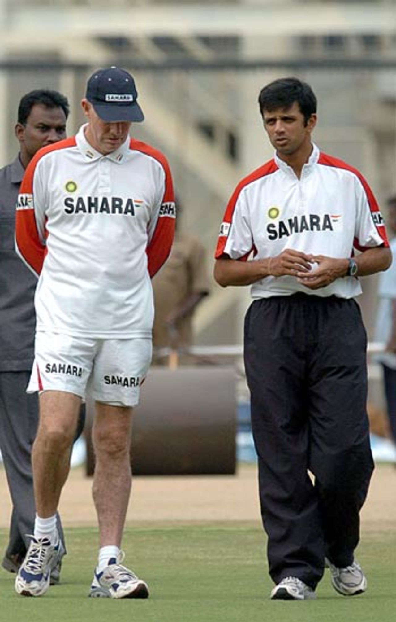 Talking heads:  Greg Chappell and Rahul Dravid have a chat, MA Chidambaram stadium, Chennai, November 30, 2005