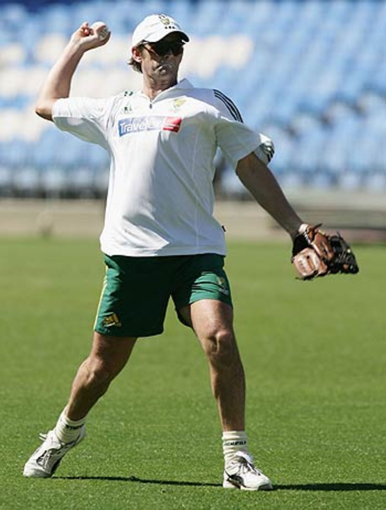 Adam Gilchrist prepares for the first match against New Zealand, Eden Park, Auckland, December 1, 2005