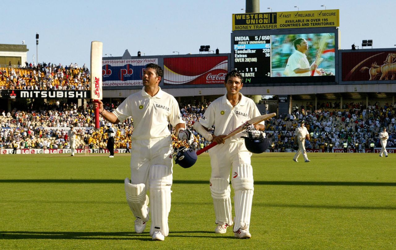 Sachin Tendulkar acknowledges the crowd after his third double-hundred, Australia v India, 4th Test, Sydney, January, 2004