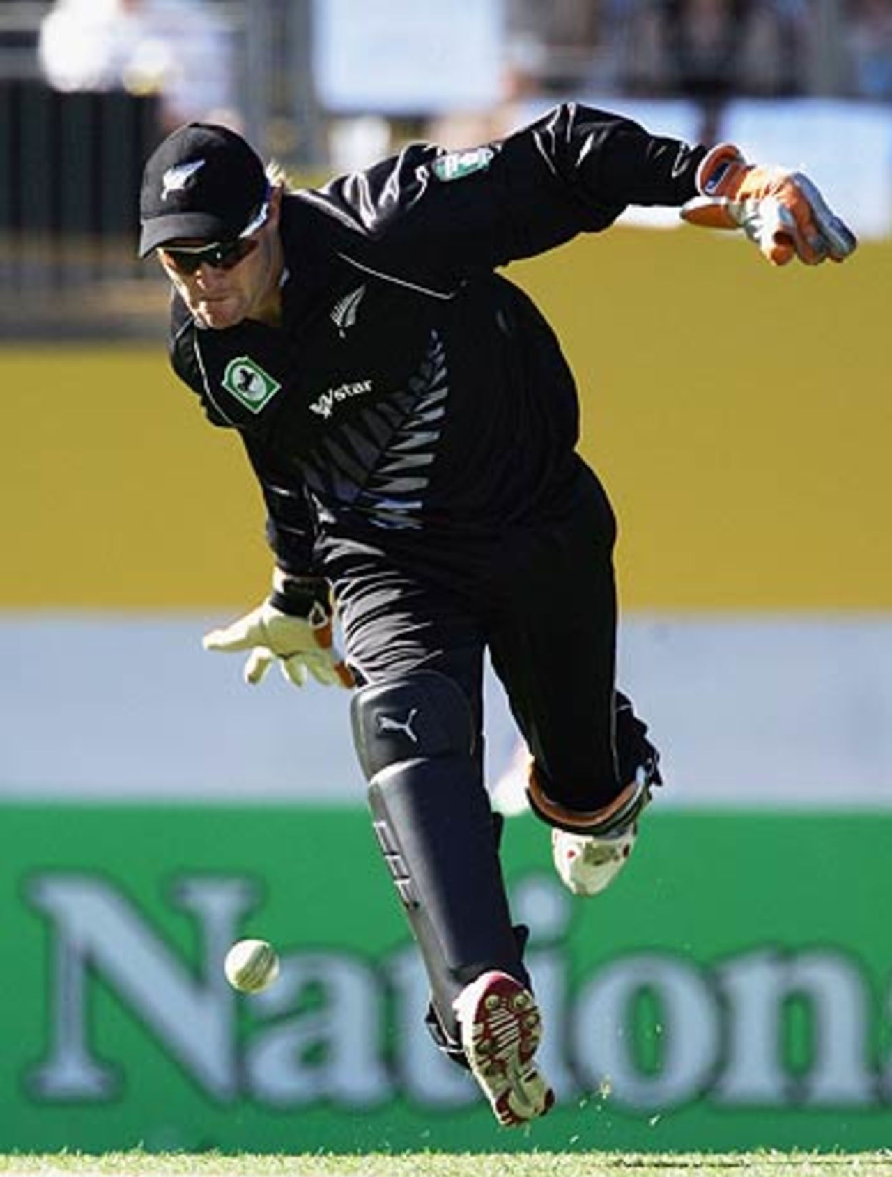 Brendon McCullum attempts a run out, New Zealand v Australia, 1st ODI, Chappell-Hadlee Trophy, Auckland, December 3, 2005